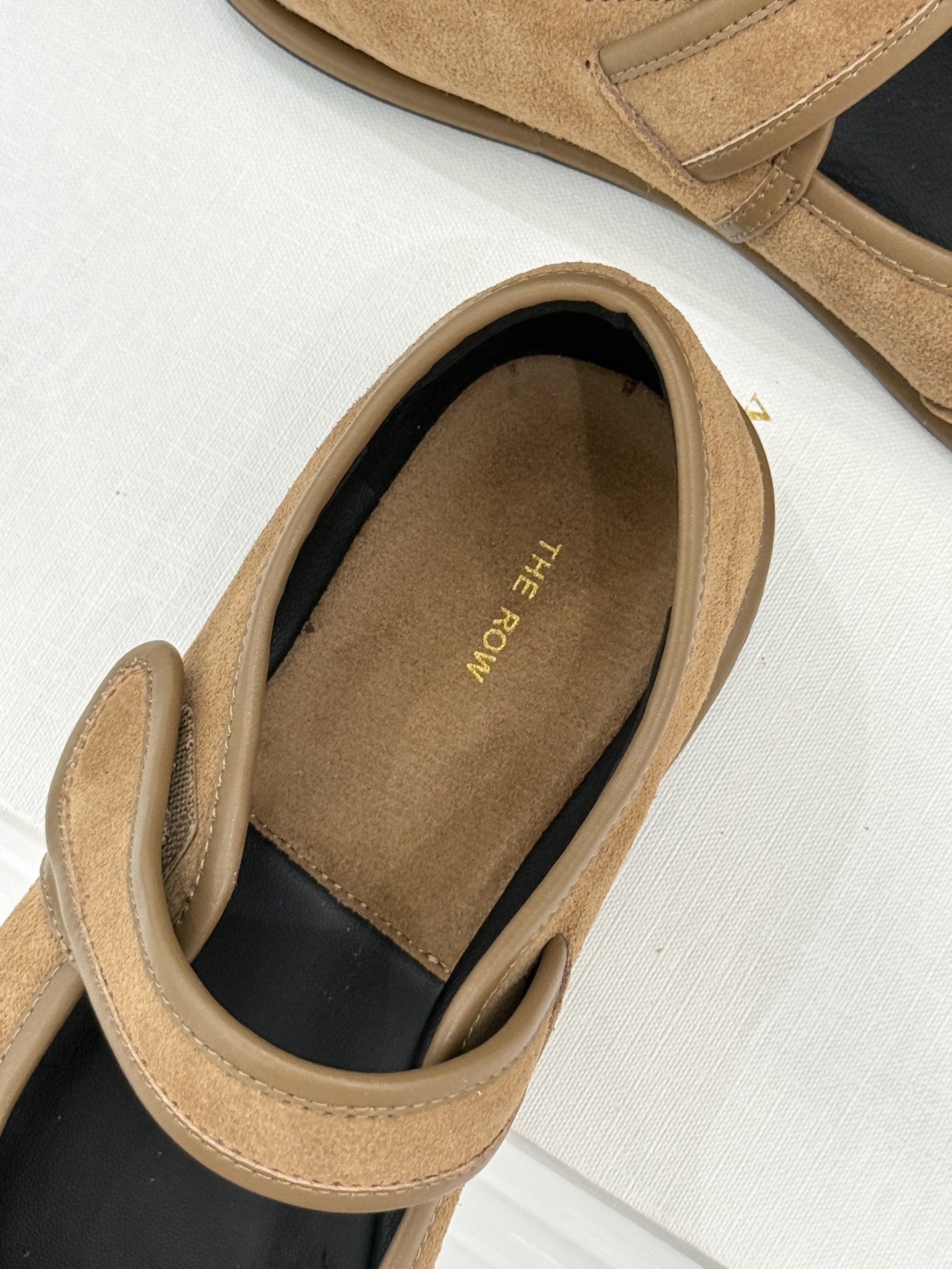 The Row25WF新品复古玛丽珍鞋这双丽珍鞋以极简美学复刻经典将时光沉淀的优雅融入每一处细节。标志性