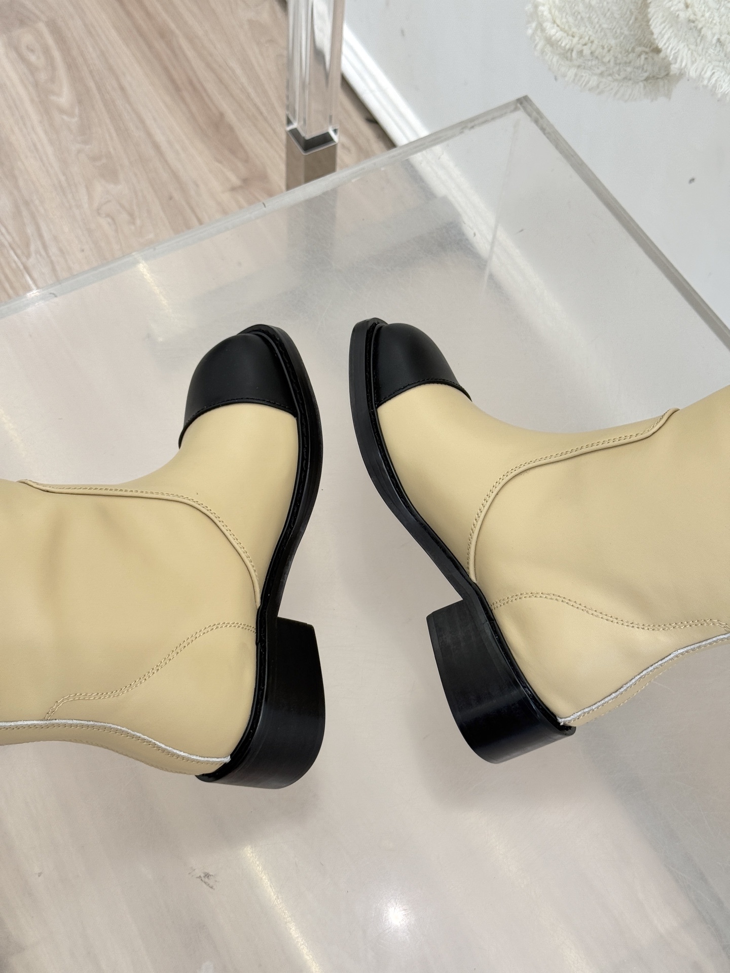 CHANE*|小香经典拼色粗跟靴子系列感受经典与潮流的激情碰撞。这双靴子巧妙融合品牌标志性元素以大胆而和