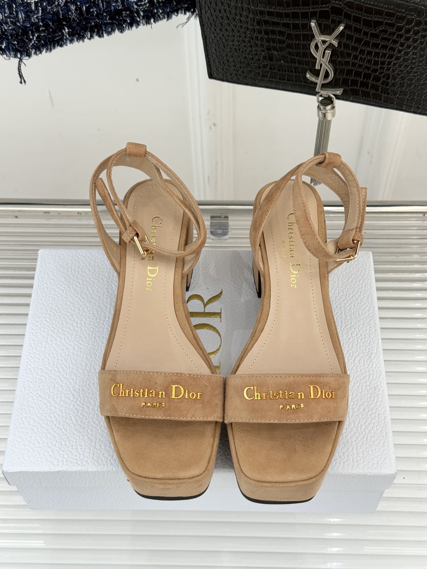 Dior/迪奥25WF新品字母一字带防水台粗跟凉鞋利落的一字带设计贯穿鞋身醒目的金属质感Dior字母标识