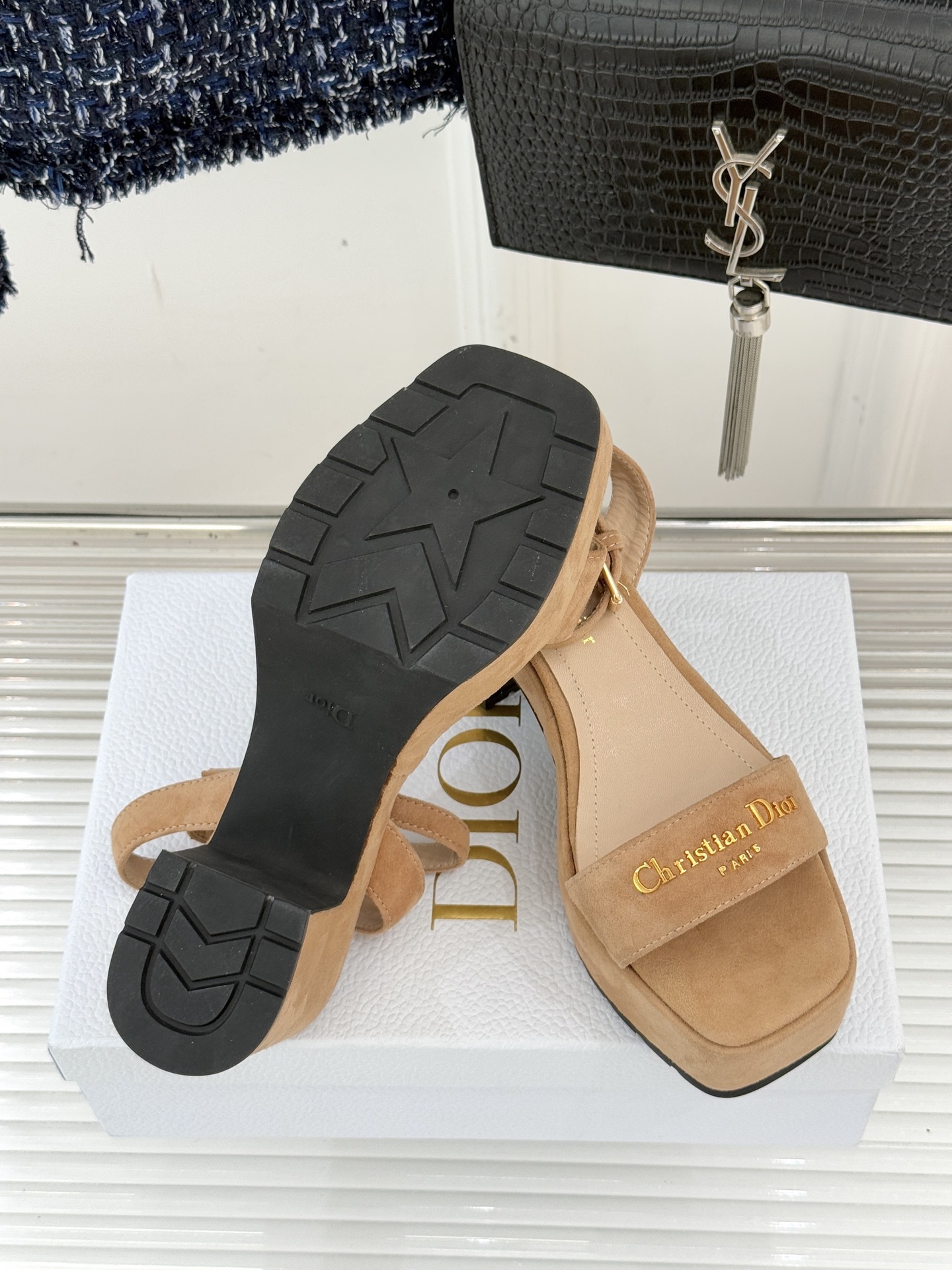 Dior/迪奥25WF新品字母一字带防水台粗跟凉鞋利落的一字带设计贯穿鞋身醒目的金属质感Dior字母标识