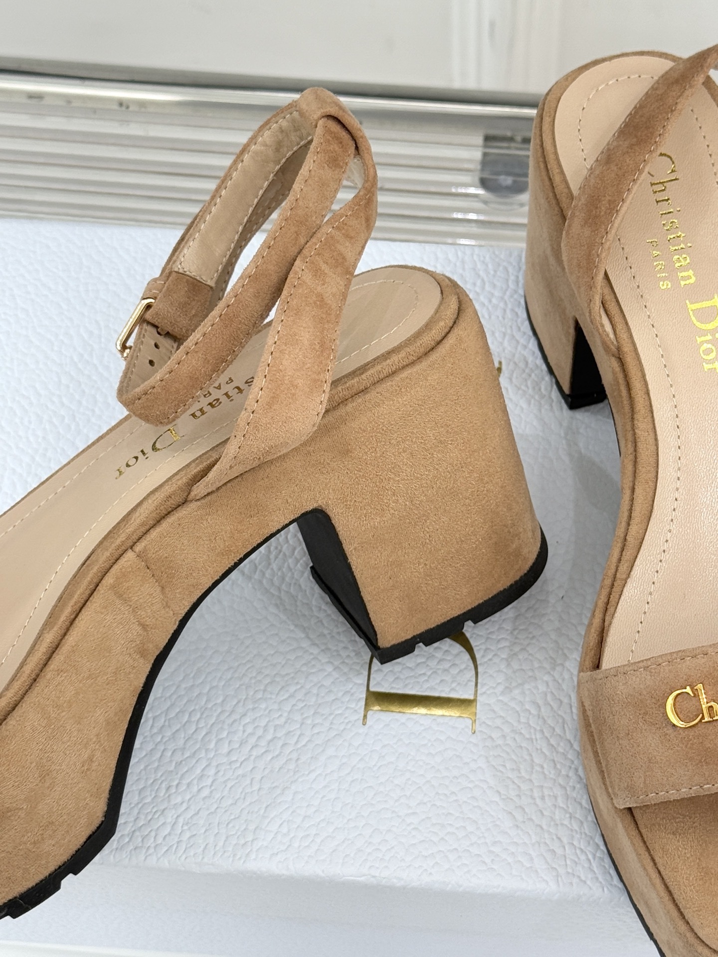 Dior/迪奥25WF新品字母一字带防水台粗跟凉鞋利落的一字带设计贯穿鞋身醒目的金属质感Dior字母标识