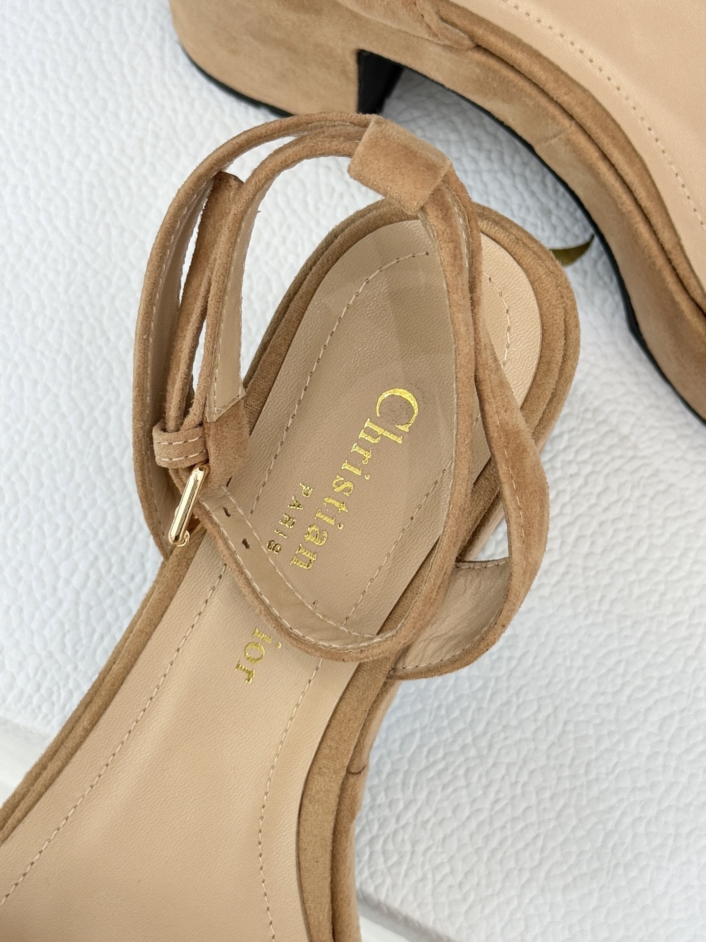 Dior/迪奥25WF新品字母一字带防水台粗跟凉鞋利落的一字带设计贯穿鞋身醒目的金属质感Dior字母标识