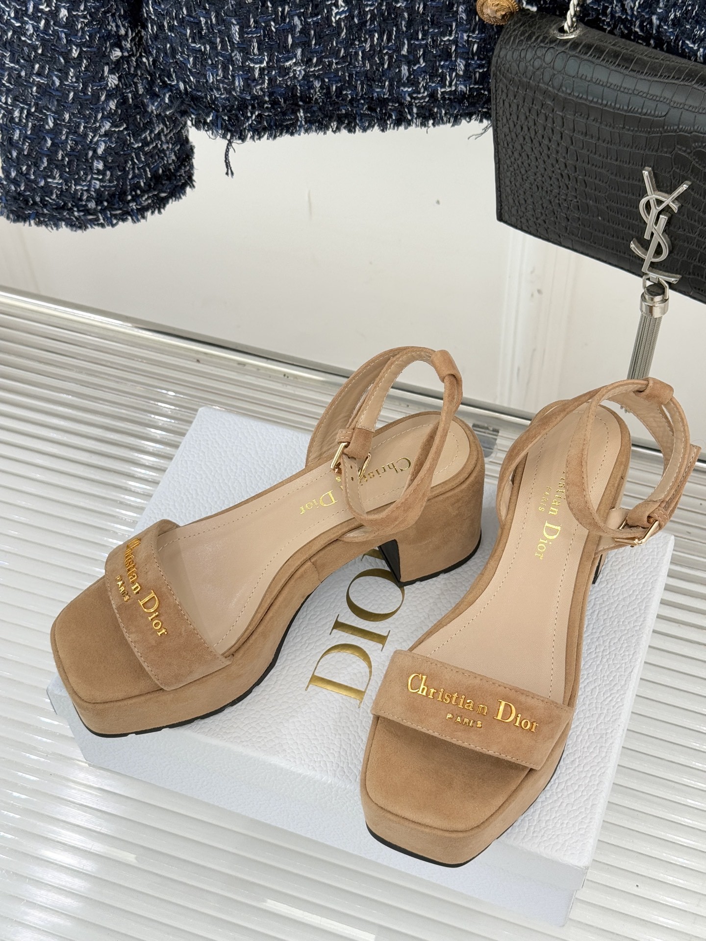Dior/迪奥25WF新品字母一字带防水台粗跟凉鞋利落的一字带设计贯穿鞋身醒目的金属质感Dior字母标识