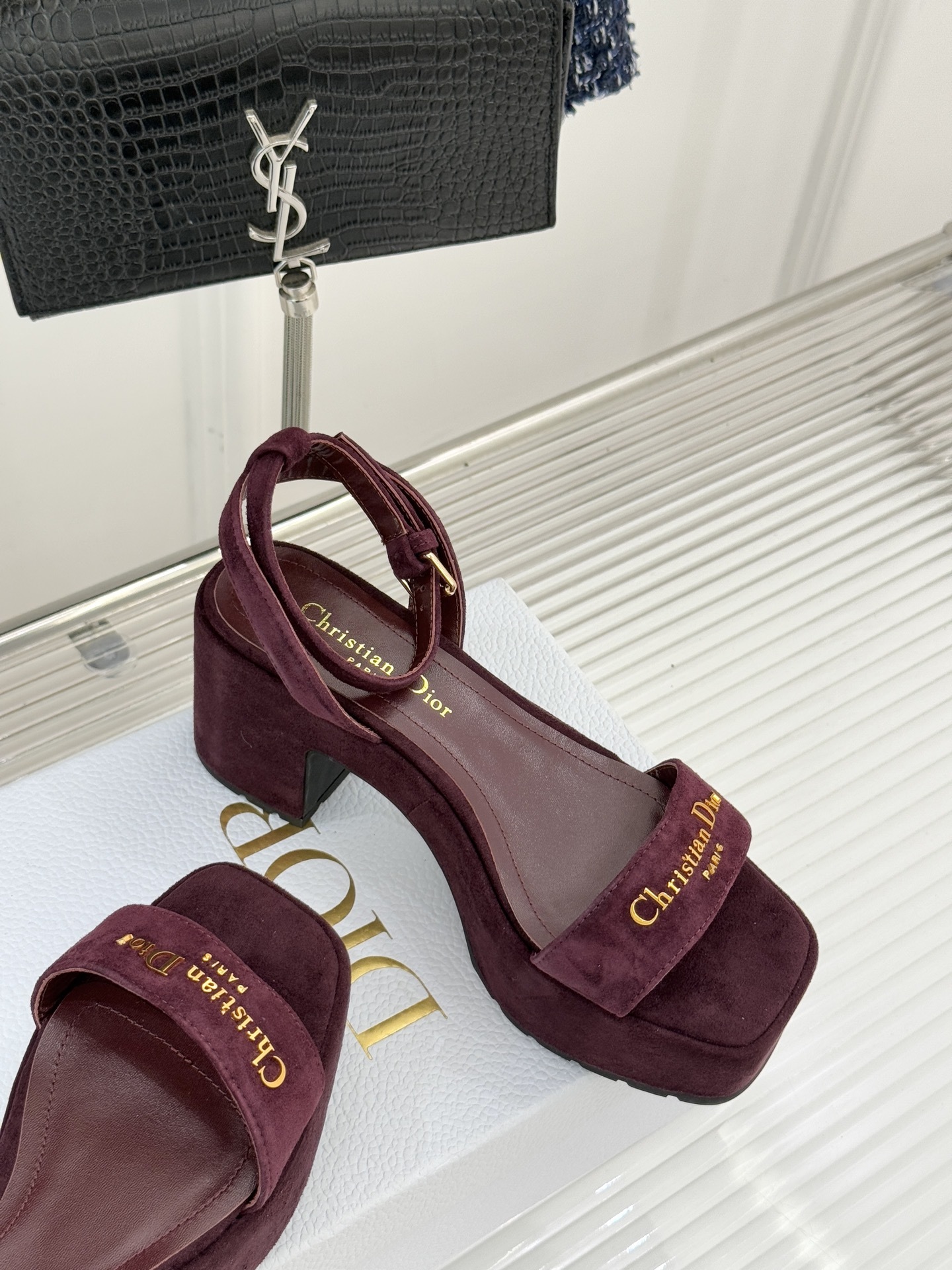 Dior/迪奥25WF新品字母一字带防水台粗跟凉鞋利落的一字带设计贯穿鞋身醒目的金属质感Dior字母标识