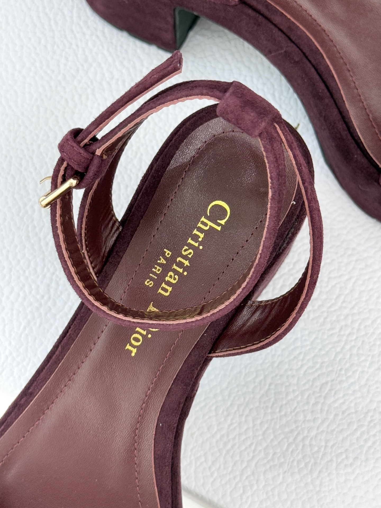 Dior/迪奥25WF新品字母一字带防水台粗跟凉鞋利落的一字带设计贯穿鞋身醒目的金属质感Dior字母标识