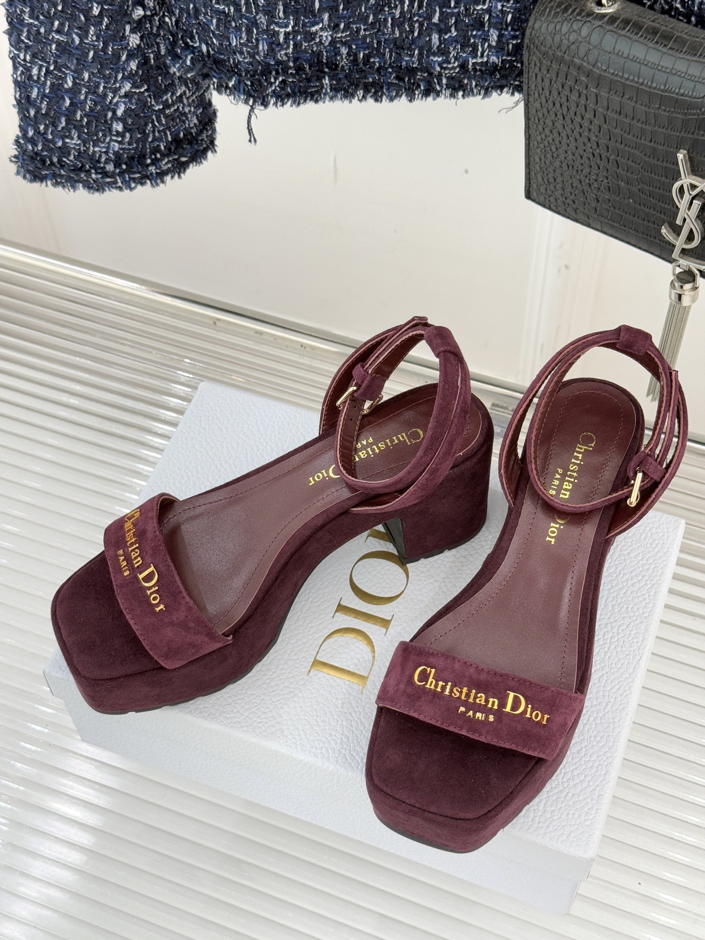Dior/迪奥25WF新品字母一字带防水台粗跟凉鞋利落的一字带设计贯穿鞋身醒目的金属质感Dior字母标识