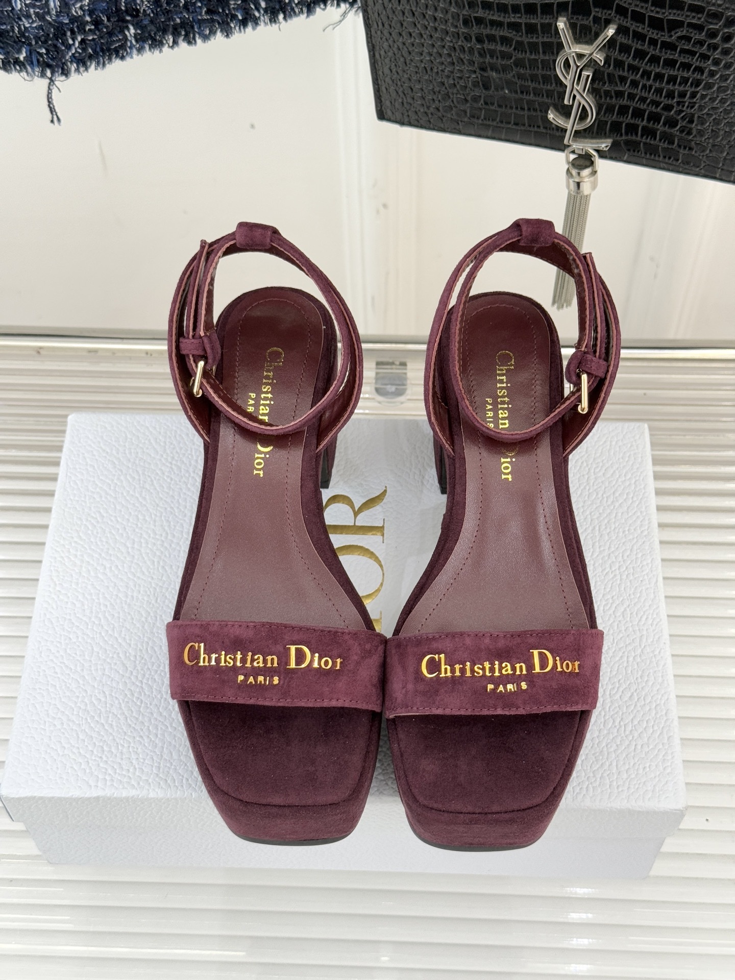 Dior/迪奥25WF新品字母一字带防水台粗跟凉鞋利落的一字带设计贯穿鞋身醒目的金属质感Dior字母标识