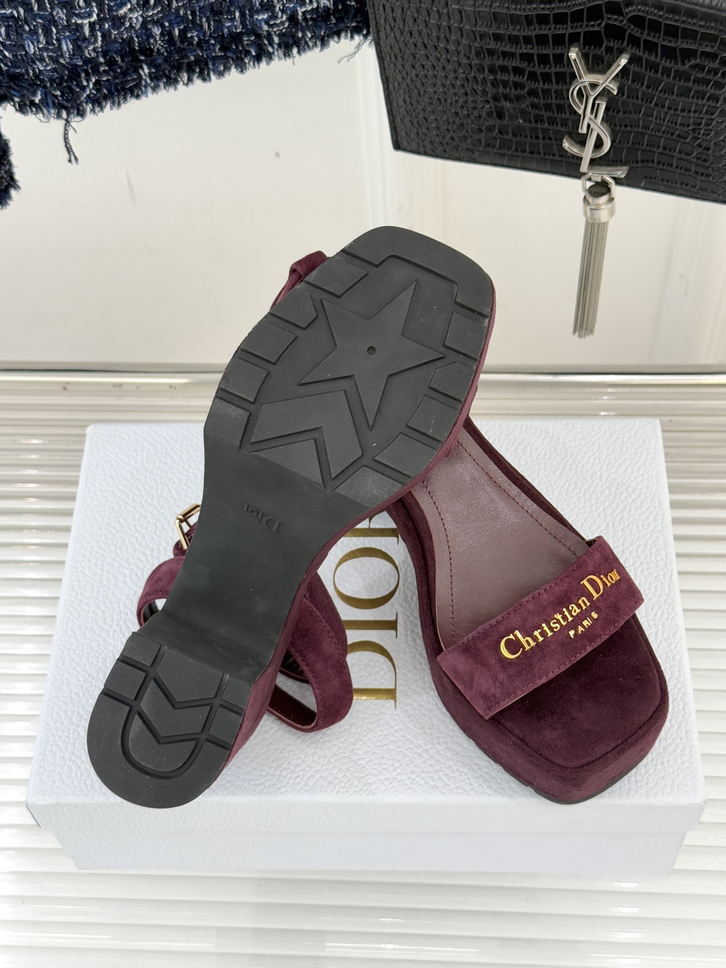 Dior/迪奥25WF新品字母一字带防水台粗跟凉鞋利落的一字带设计贯穿鞋身醒目的金属质感Dior字母标识