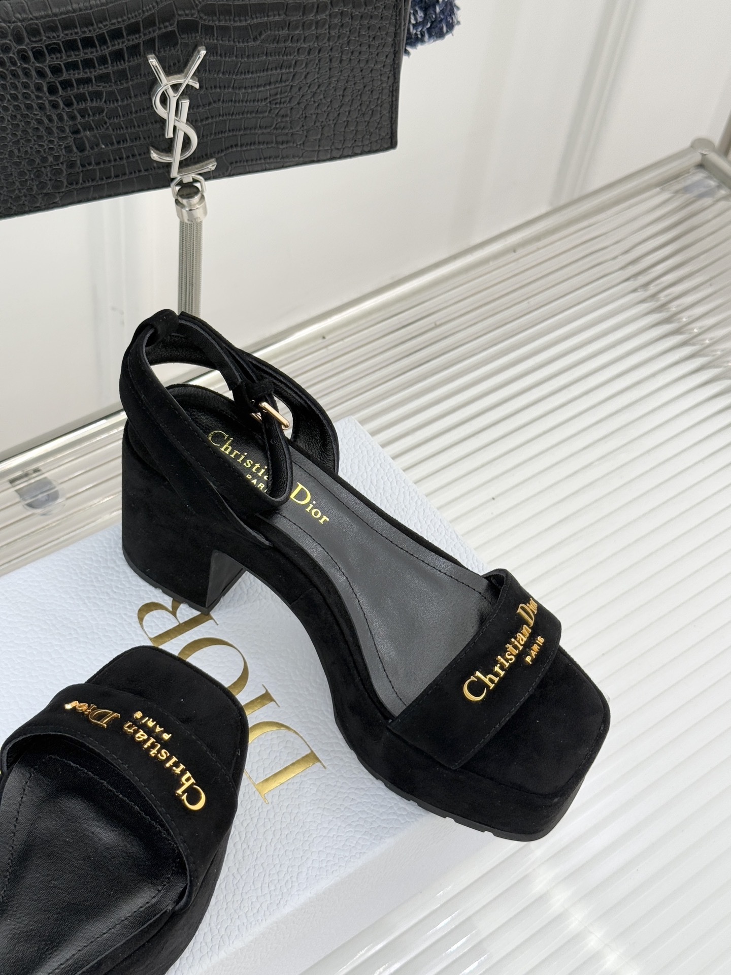 Dior/迪奥25WF新品字母一字带防水台粗跟凉鞋利落的一字带设计贯穿鞋身醒目的金属质感Dior字母标识
