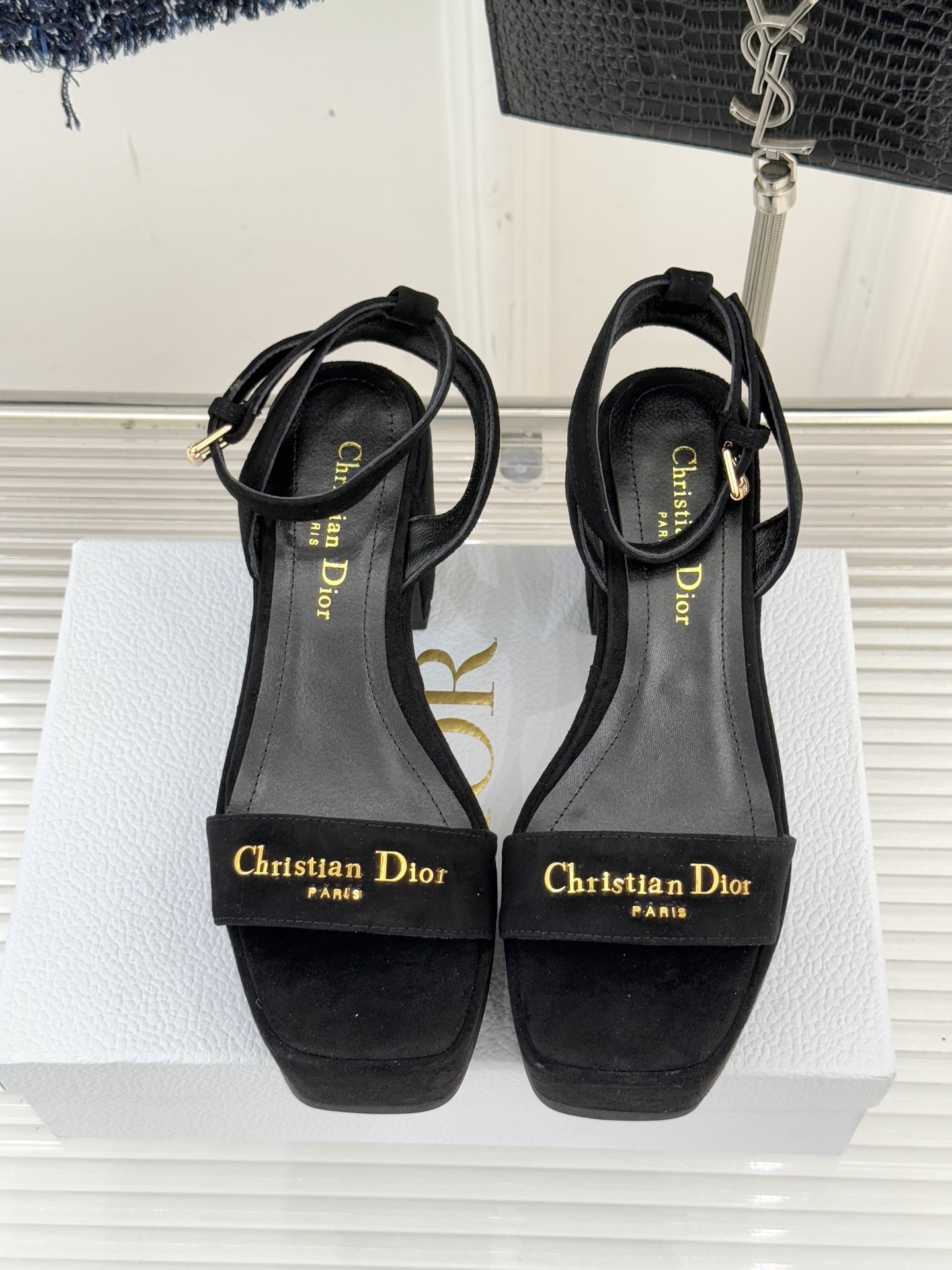 Dior/迪奥25WF新品字母一字带防水台粗跟凉鞋利落的一字带设计贯穿鞋身醒目的金属质感Dior字母标识