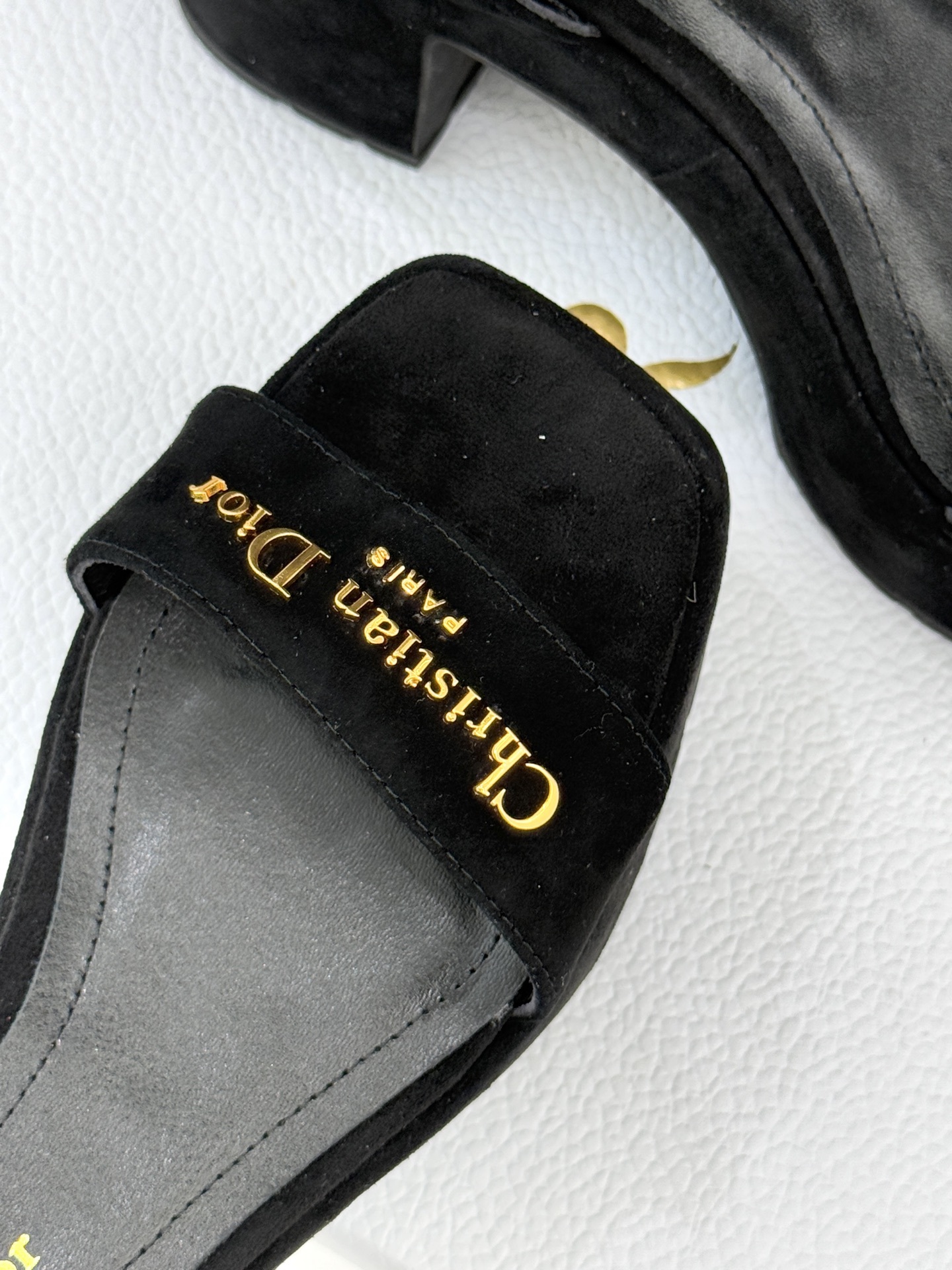 Dior/迪奥25WF新品字母一字带防水台粗跟凉鞋利落的一字带设计贯穿鞋身醒目的金属质感Dior字母标识