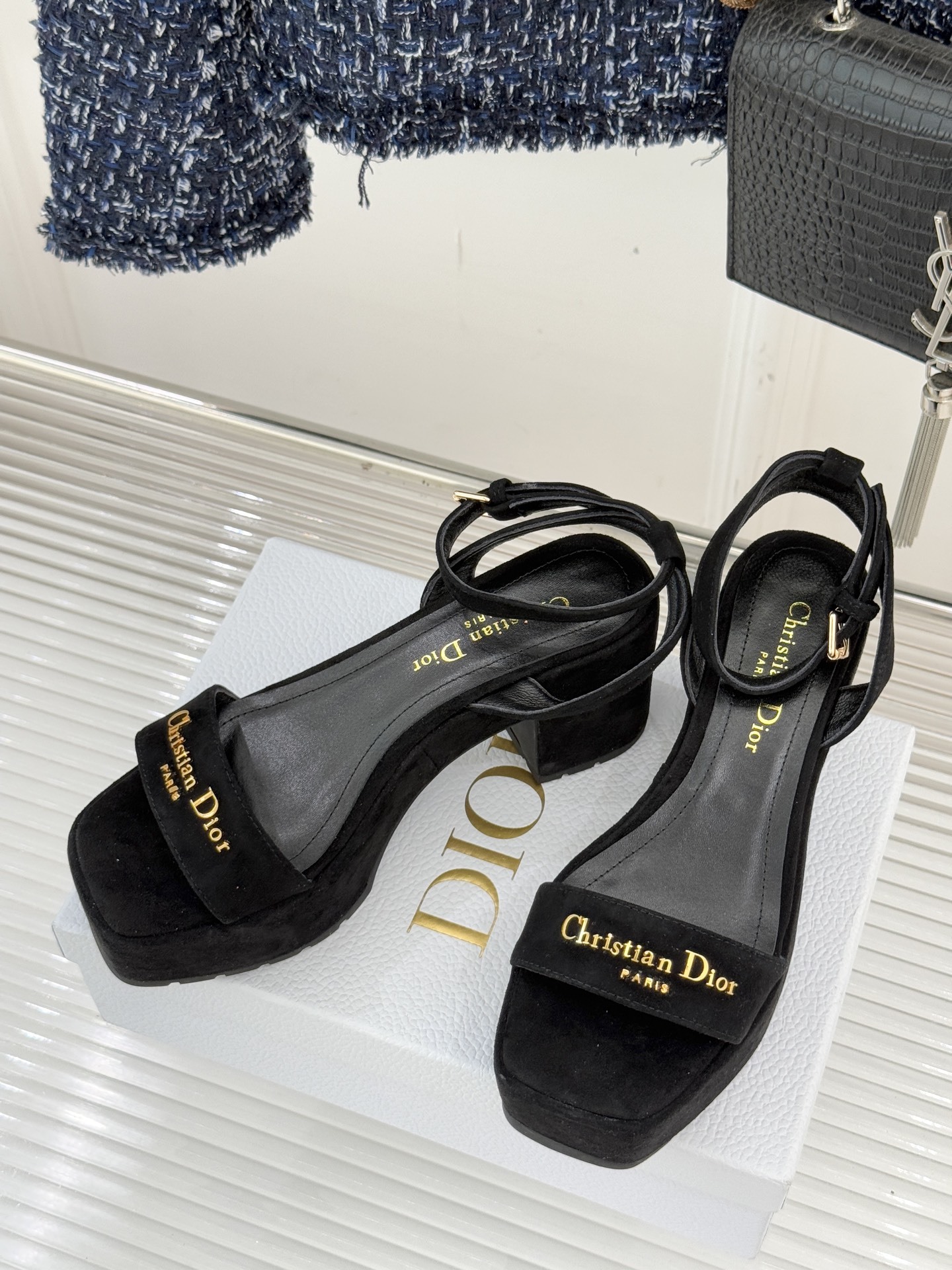 Dior/迪奥25WF新品字母一字带防水台粗跟凉鞋利落的一字带设计贯穿鞋身醒目的金属质感Dior字母标识