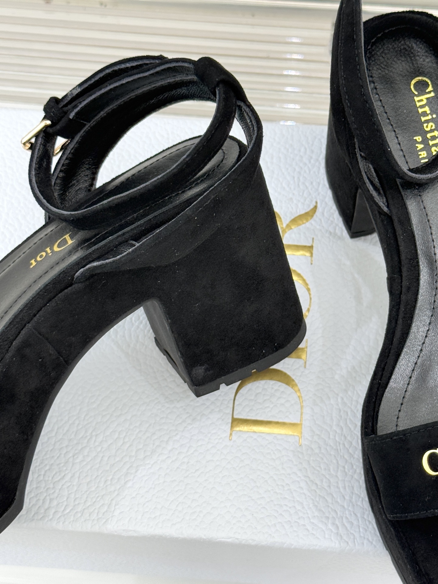 Dior/迪奥25WF新品字母一字带防水台粗跟凉鞋利落的一字带设计贯穿鞋身醒目的金属质感Dior字母标识