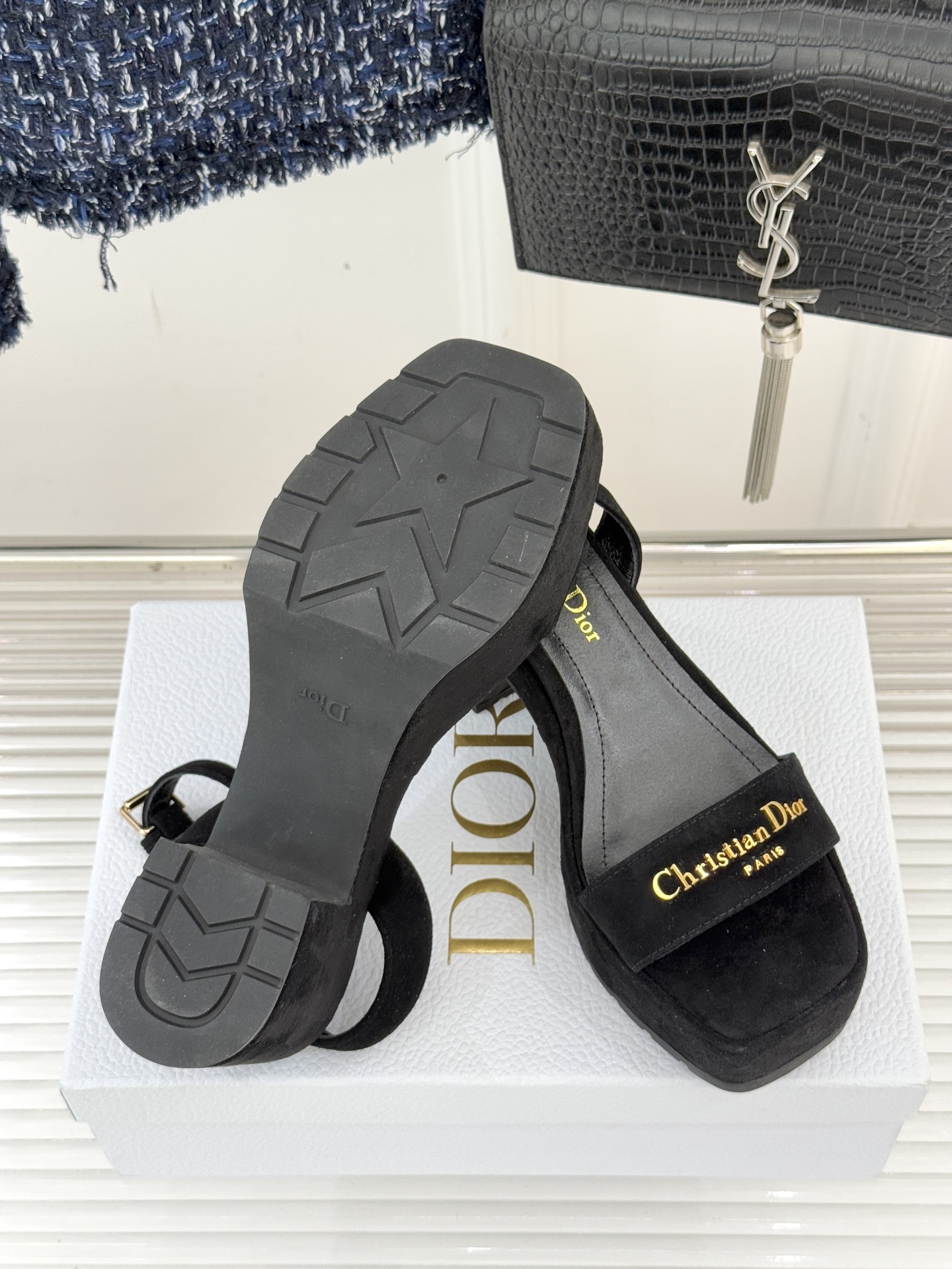 Dior/迪奥25WF新品字母一字带防水台粗跟凉鞋利落的一字带设计贯穿鞋身醒目的金属质感Dior字母标识