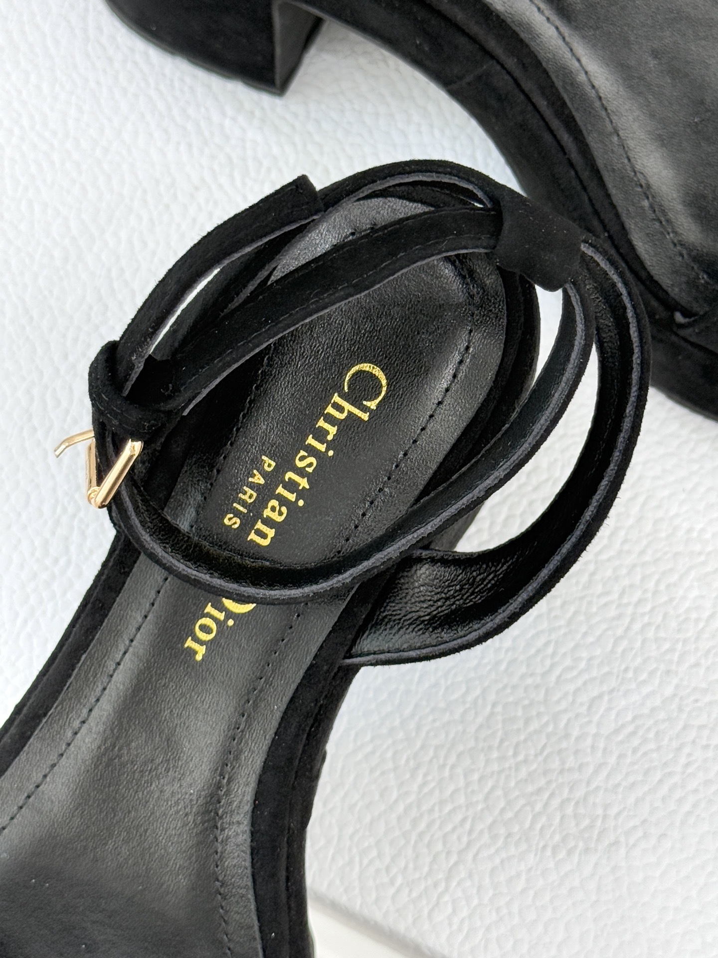 Dior/迪奥25WF新品字母一字带防水台粗跟凉鞋利落的一字带设计贯穿鞋身醒目的金属质感Dior字母标识