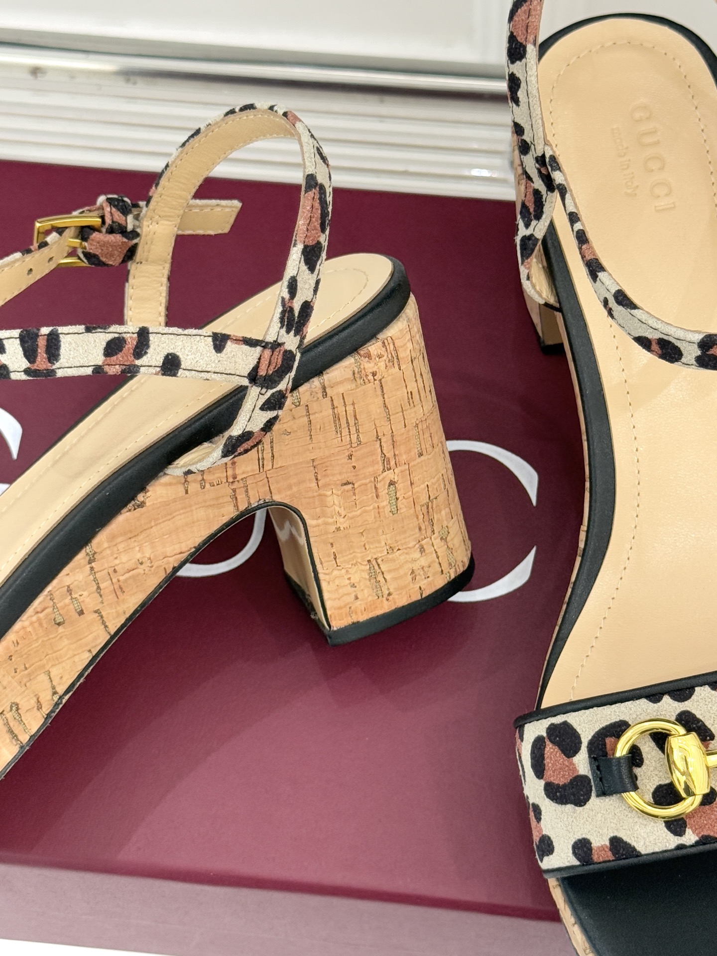 Gucci/古驰经典马衔扣豹纹木纹厚底粗跟凉鞋当 archival 基因碰撞野性美学这双凉鞋便成了步履间