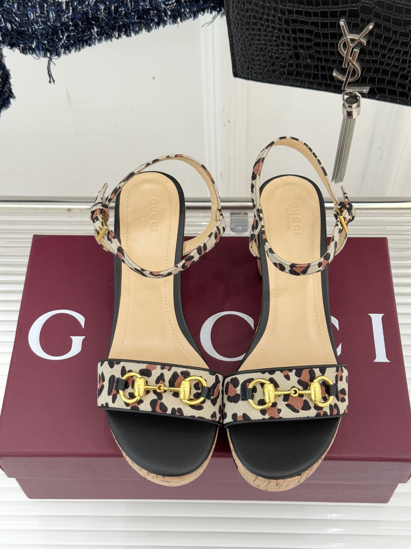 Gucci/古驰经典马衔扣豹纹木纹厚底粗跟凉鞋当 archival 基因碰撞野性美学这双凉鞋便成了步履间