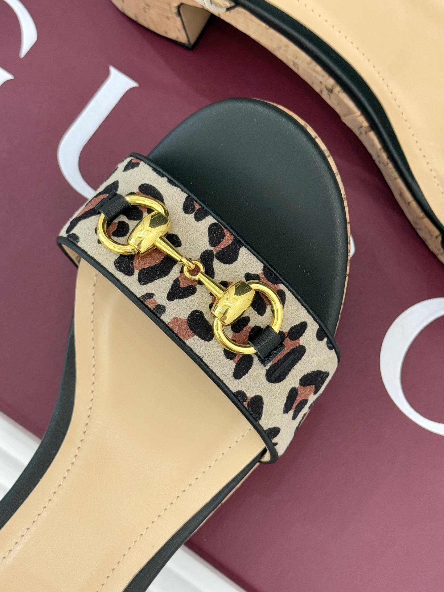 Gucci/古驰经典马衔扣豹纹木纹厚底粗跟凉鞋当 archival 基因碰撞野性美学这双凉鞋便成了步履间