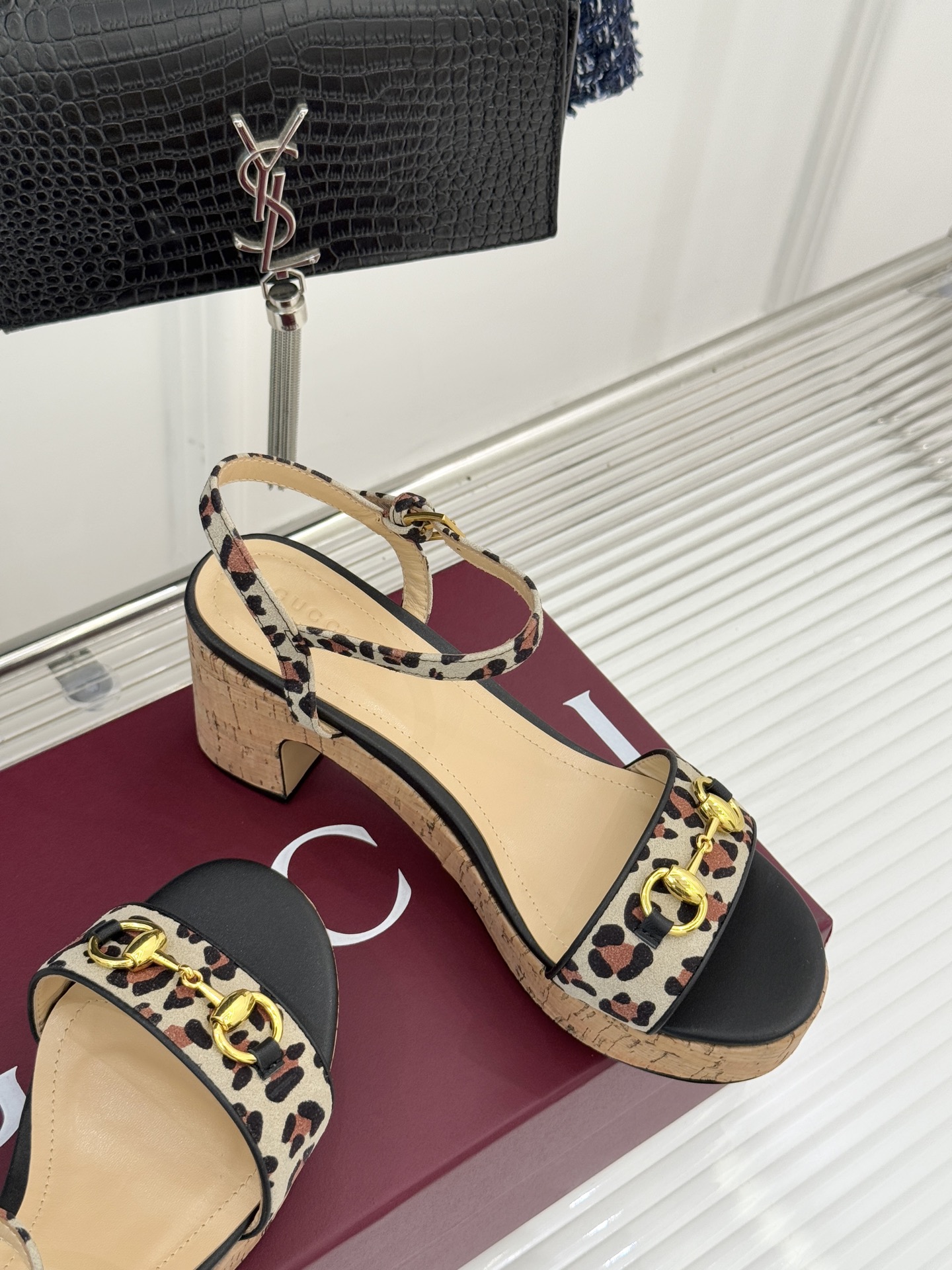 Gucci/古驰经典马衔扣豹纹木纹厚底粗跟凉鞋当 archival 基因碰撞野性美学这双凉鞋便成了步履间