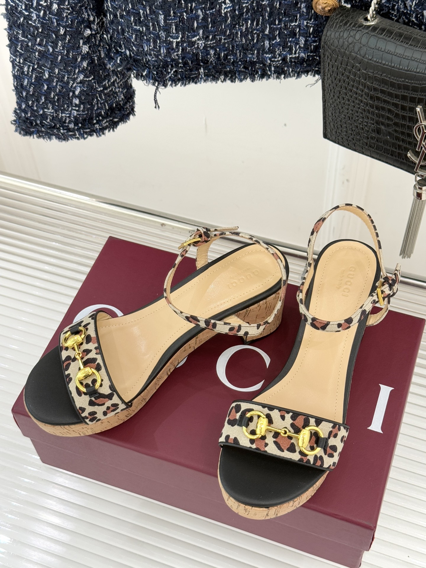 Gucci/古驰经典马衔扣豹纹木纹厚底粗跟凉鞋当 archival 基因碰撞野性美学这双凉鞋便成了步履间
