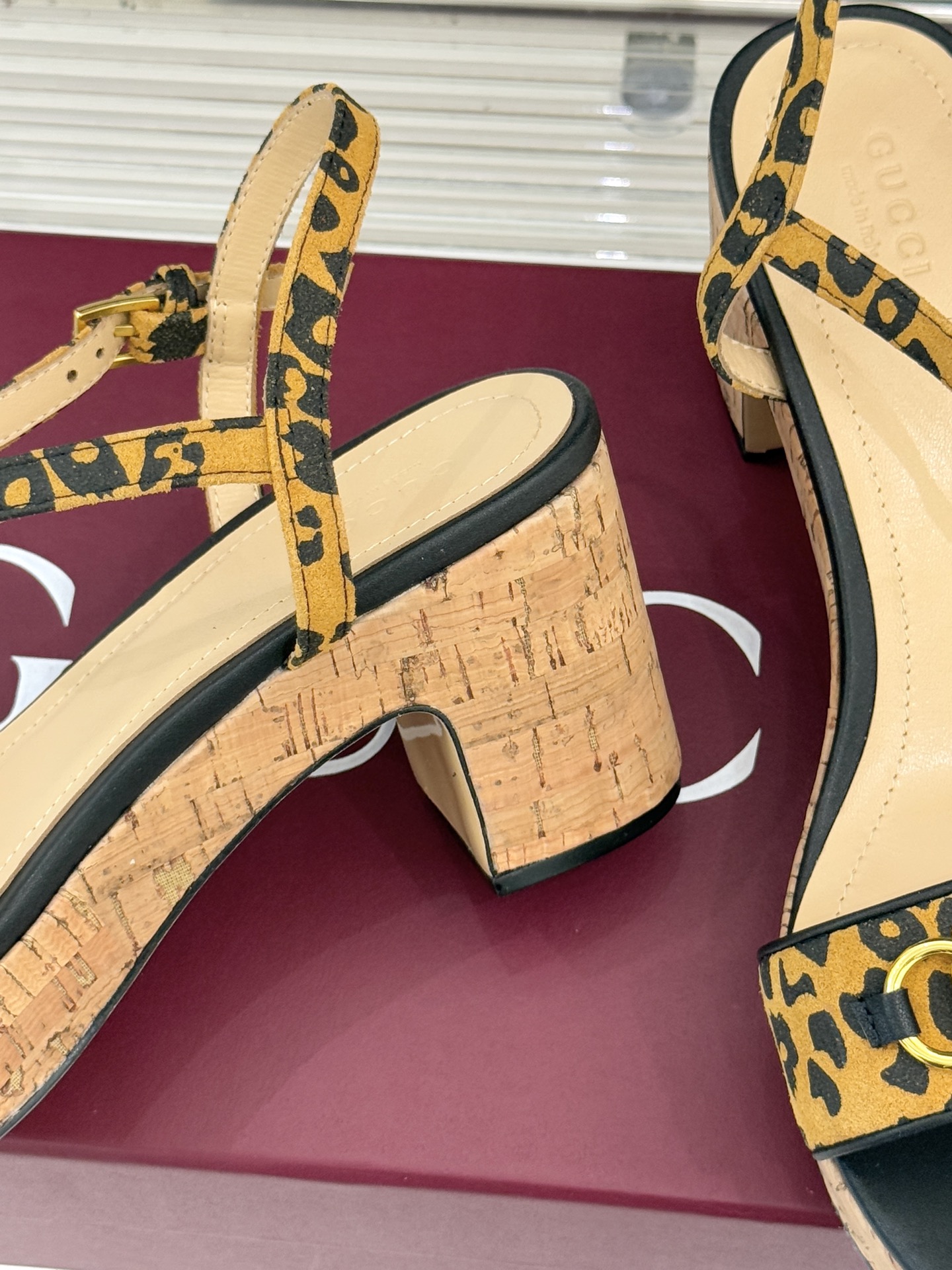 Gucci/古驰经典马衔扣豹纹木纹厚底粗跟凉鞋当 archival 基因碰撞野性美学这双凉鞋便成了步履间