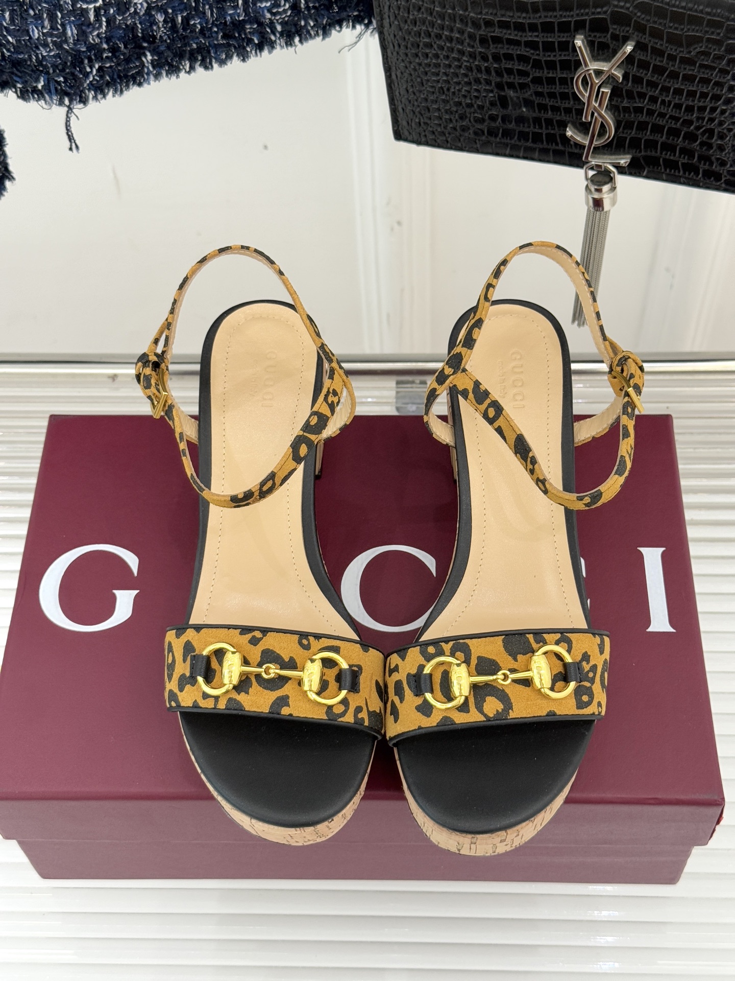 Gucci/古驰经典马衔扣豹纹木纹厚底粗跟凉鞋当 archival 基因碰撞野性美学这双凉鞋便成了步履间