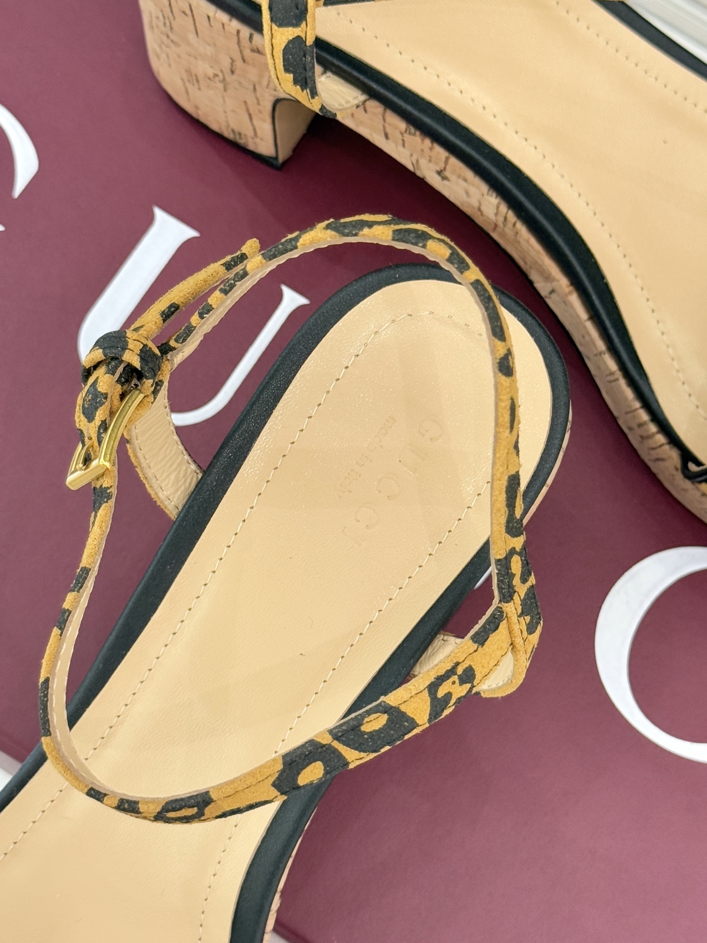 Gucci/古驰经典马衔扣豹纹木纹厚底粗跟凉鞋当 archival 基因碰撞野性美学这双凉鞋便成了步履间