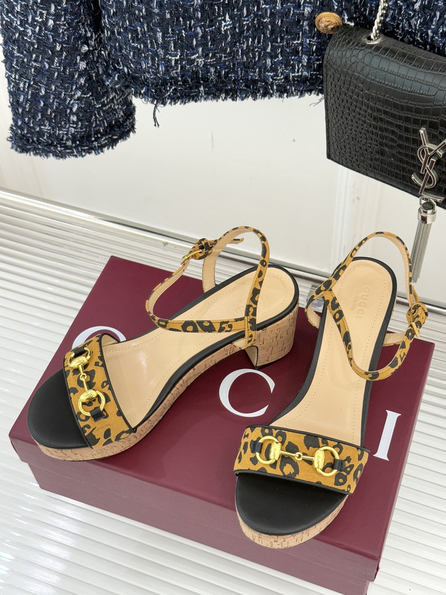 Gucci/古驰经典马衔扣豹纹木纹厚底粗跟凉鞋当 archival 基因碰撞野性美学这双凉鞋便成了步履间