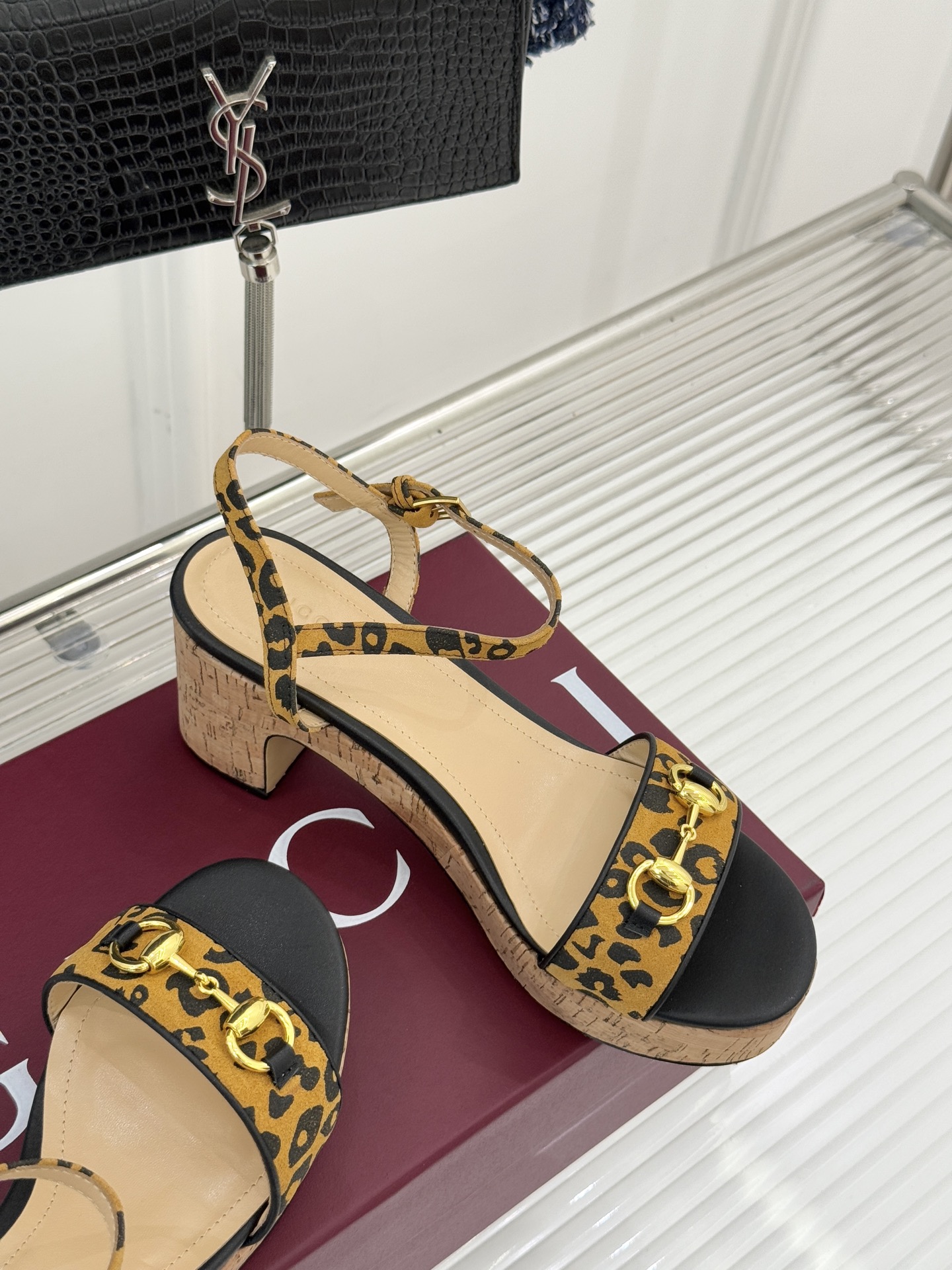 Gucci/古驰经典马衔扣豹纹木纹厚底粗跟凉鞋当 archival 基因碰撞野性美学这双凉鞋便成了步履间