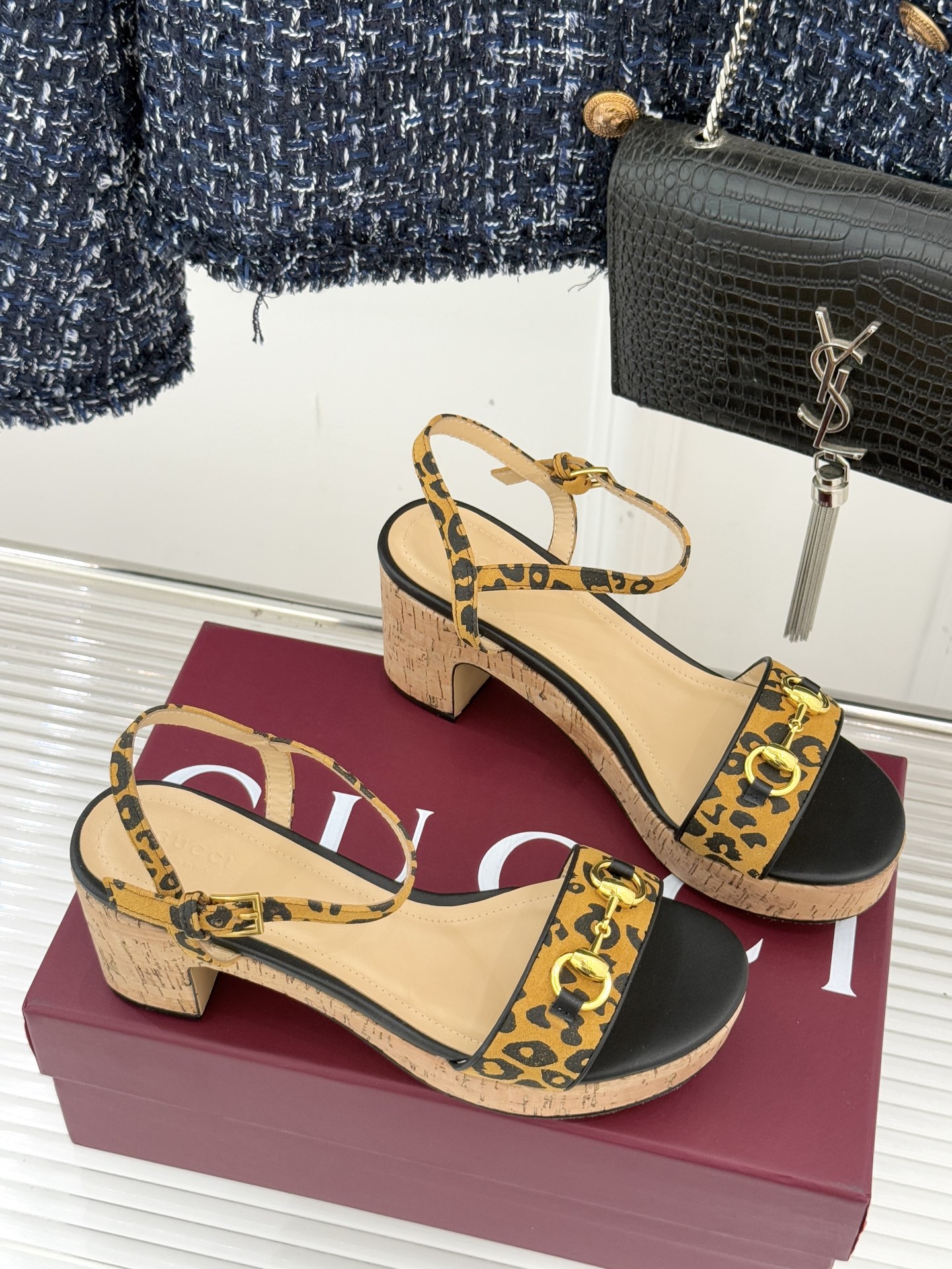 Gucci/古驰经典马衔扣豹纹木纹厚底粗跟凉鞋当 archival 基因碰撞野性美学这双凉鞋便成了步履间
