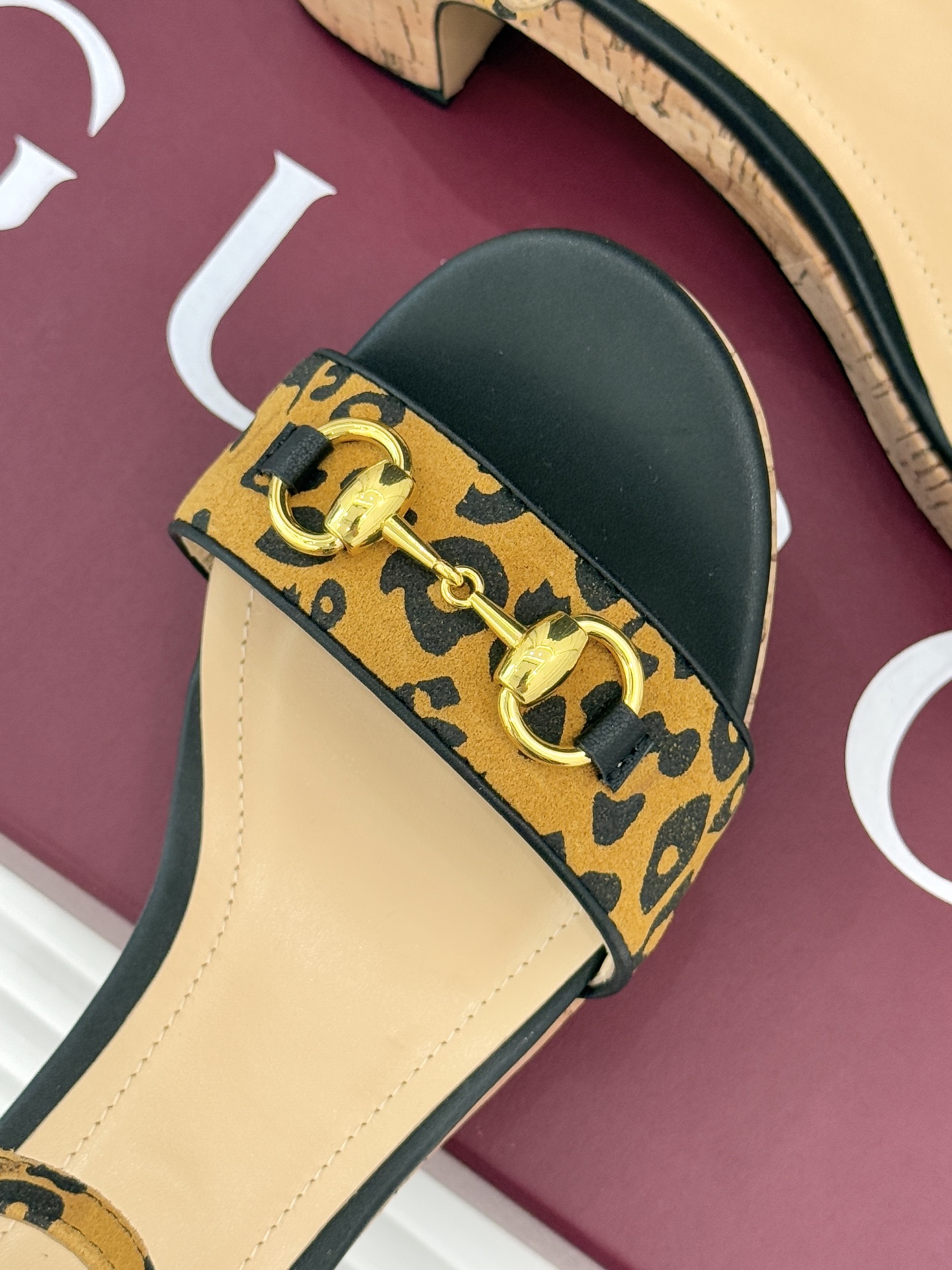 Gucci/古驰经典马衔扣豹纹木纹厚底粗跟凉鞋当 archival 基因碰撞野性美学这双凉鞋便成了步履间