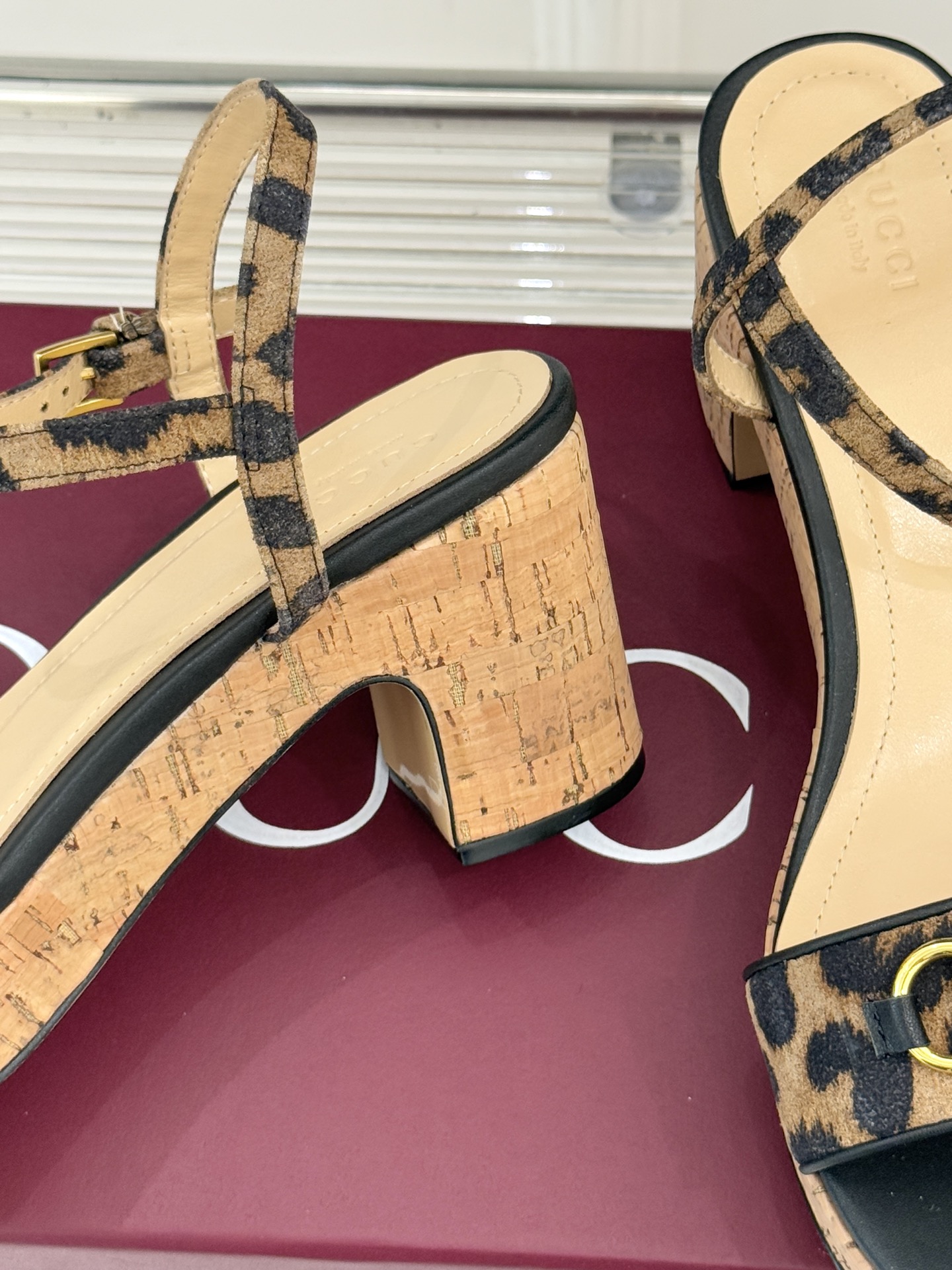 Gucci/古驰经典马衔扣豹纹木纹厚底粗跟凉鞋当 archival 基因碰撞野性美学这双凉鞋便成了步履间