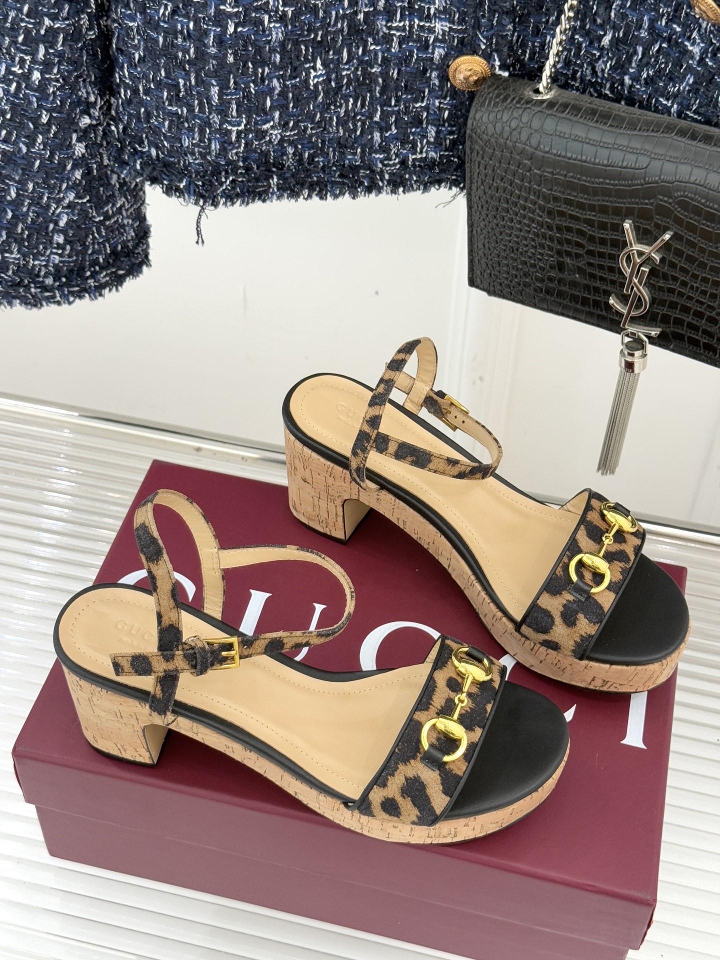 Gucci/古驰经典马衔扣豹纹木纹厚底粗跟凉鞋当 archival 基因碰撞野性美学这双凉鞋便成了步履间