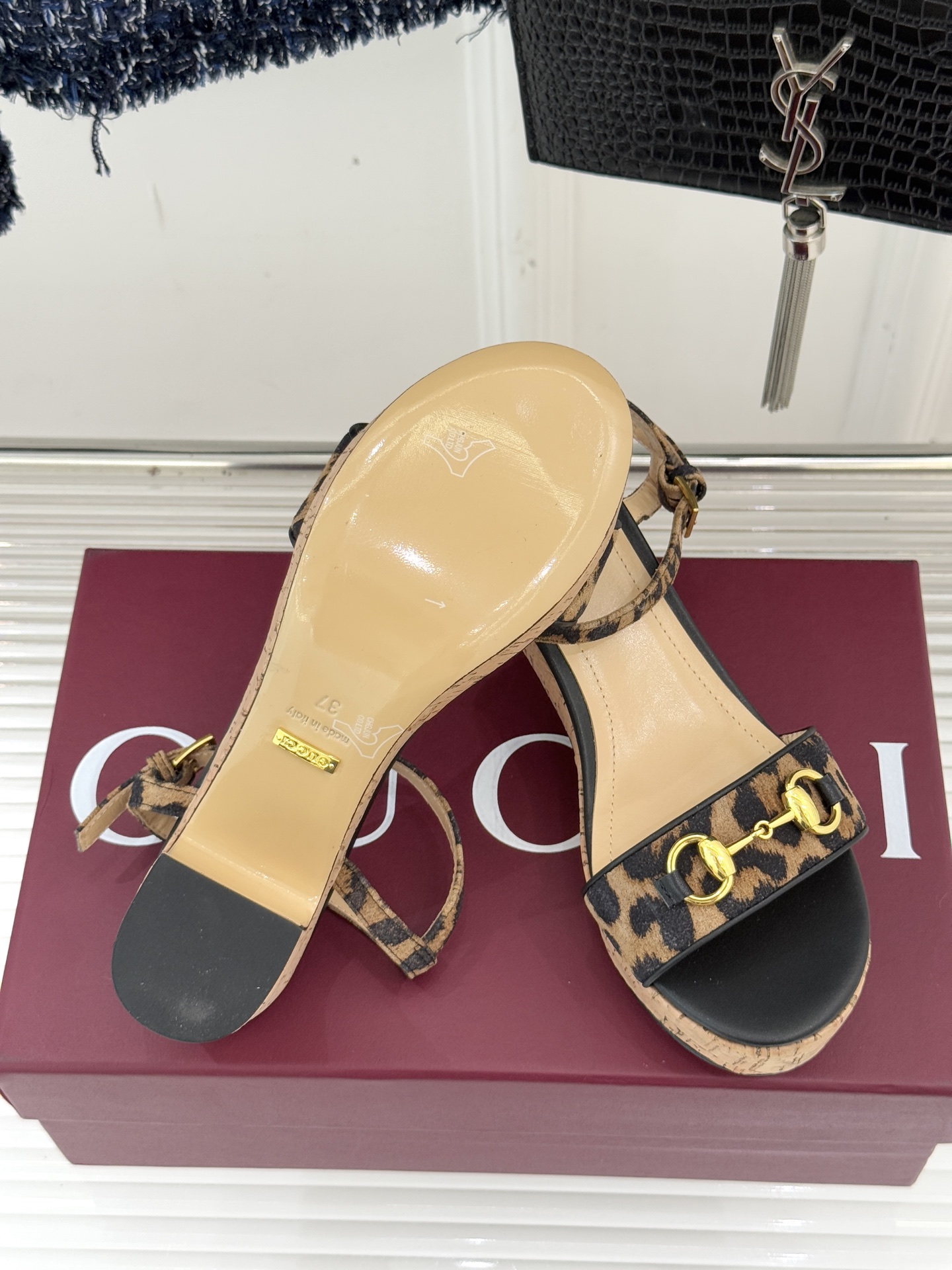 Gucci/古驰经典马衔扣豹纹木纹厚底粗跟凉鞋当 archival 基因碰撞野性美学这双凉鞋便成了步履间