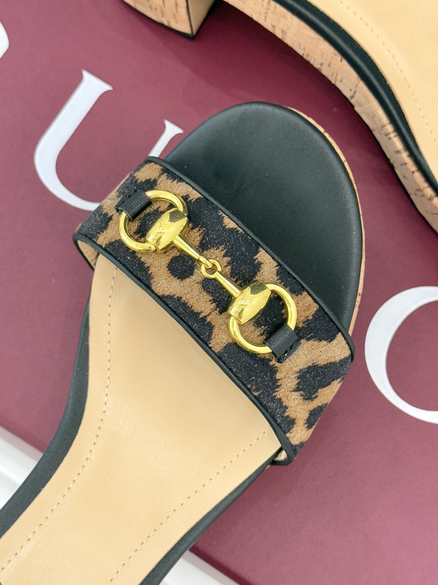 Gucci/古驰经典马衔扣豹纹木纹厚底粗跟凉鞋当 archival 基因碰撞野性美学这双凉鞋便成了步履间