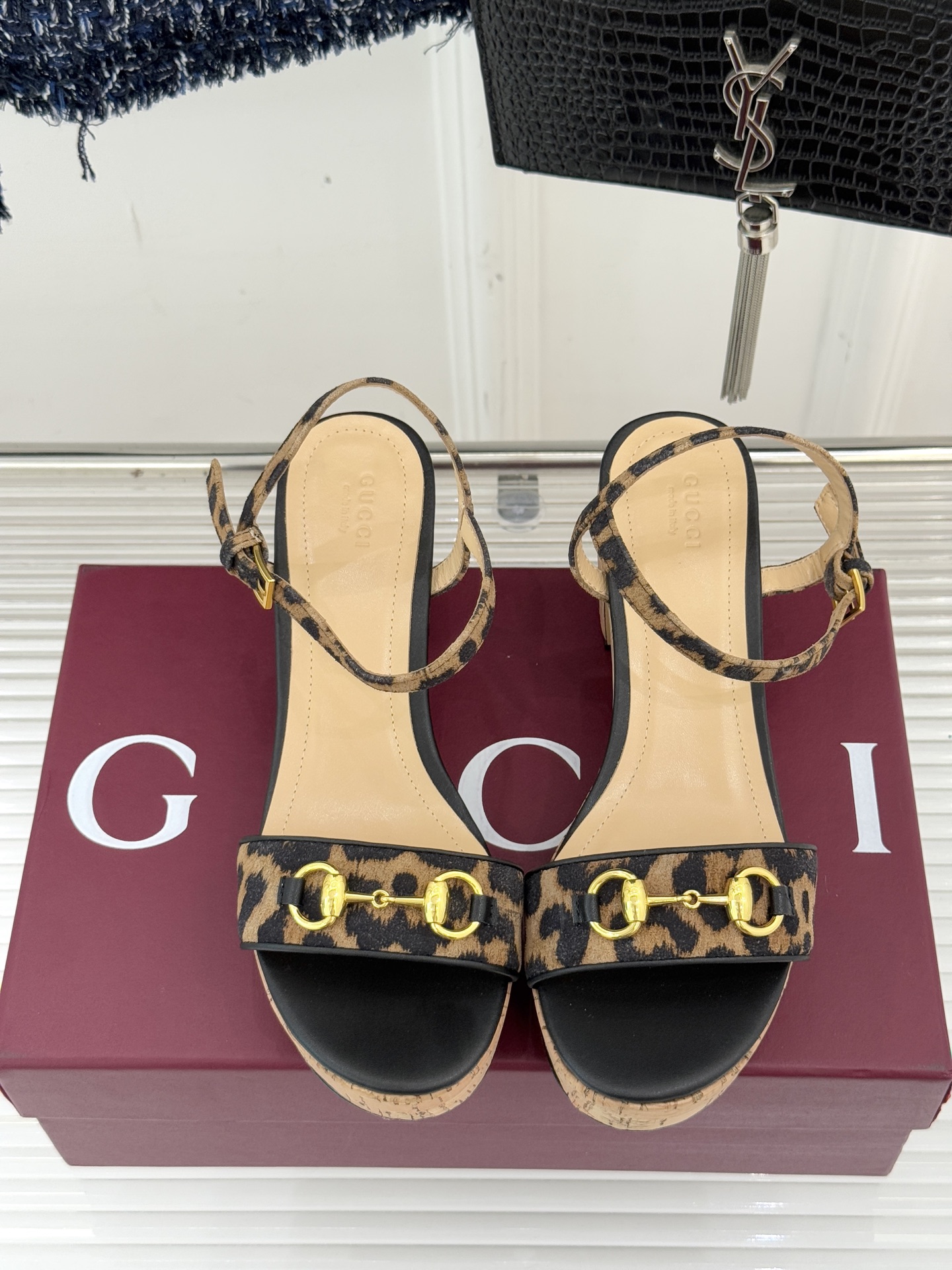 Gucci/古驰经典马衔扣豹纹木纹厚底粗跟凉鞋当 archival 基因碰撞野性美学这双凉鞋便成了步履间