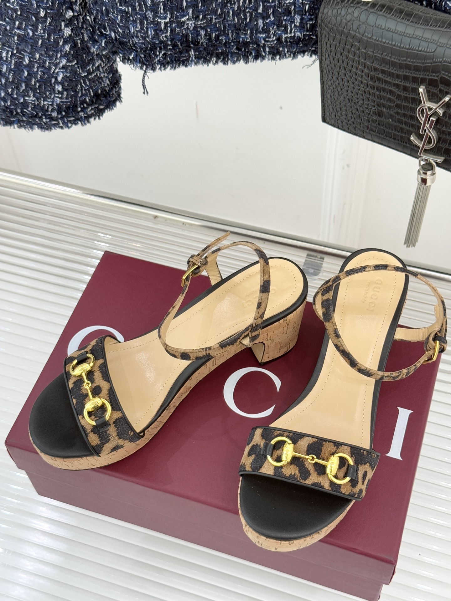 Gucci/古驰经典马衔扣豹纹木纹厚底粗跟凉鞋当 archival 基因碰撞野性美学这双凉鞋便成了步履间