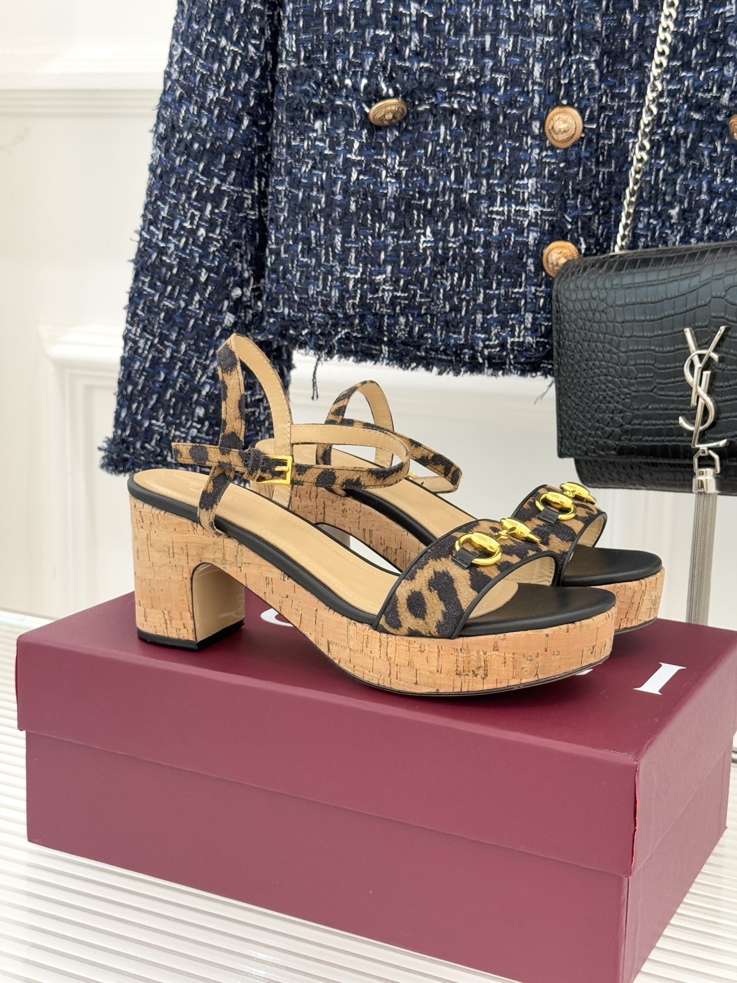 Gucci/古驰经典马衔扣豹纹木纹厚底粗跟凉鞋当 archival 基因碰撞野性美学这双凉鞋便成了步履间
