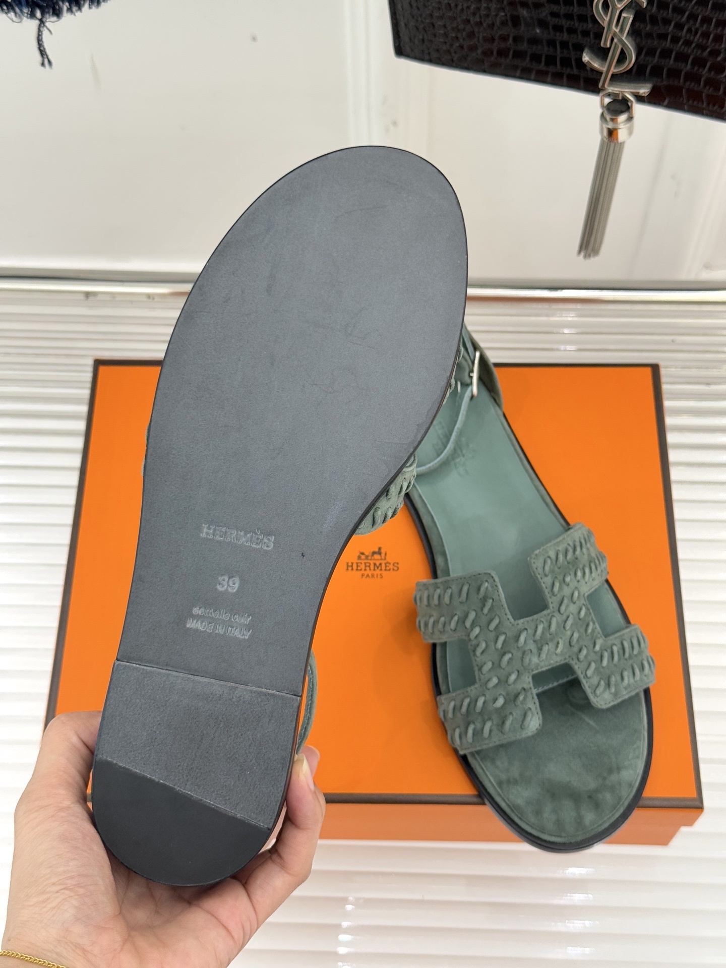 顶版 Hermès/爱马仕万年经典平底粗跟H拖将简约美学与极致工艺完美融合。粗跟设计 赋予你恰到好处的高