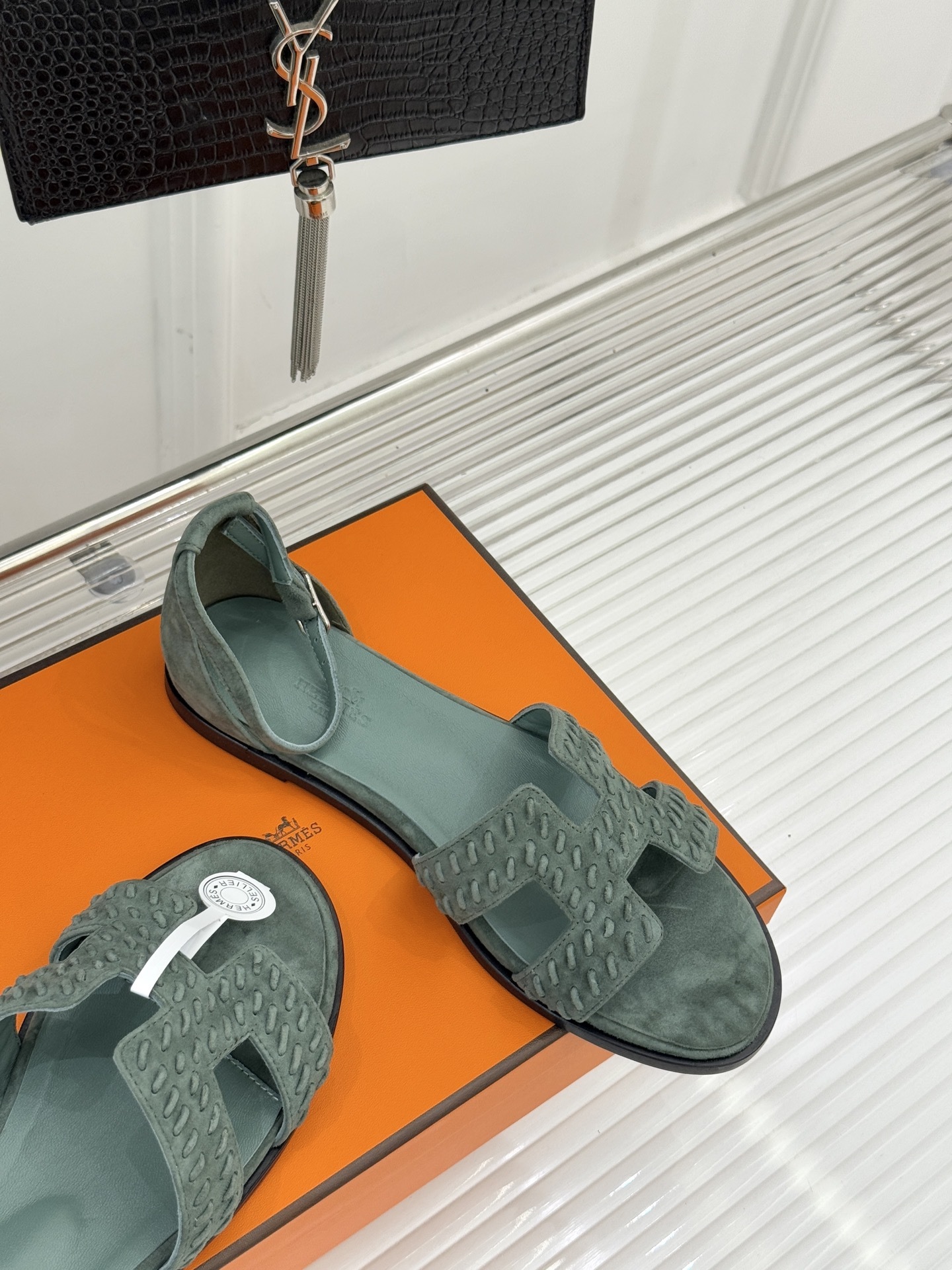 顶版 Hermès/爱马仕万年经典平底粗跟H拖将简约美学与极致工艺完美融合。粗跟设计 赋予你恰到好处的高