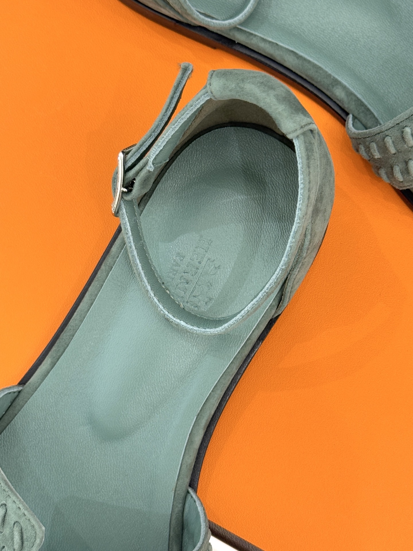 顶版 Hermès/爱马仕万年经典平底粗跟H拖将简约美学与极致工艺完美融合。粗跟设计 赋予你恰到好处的高