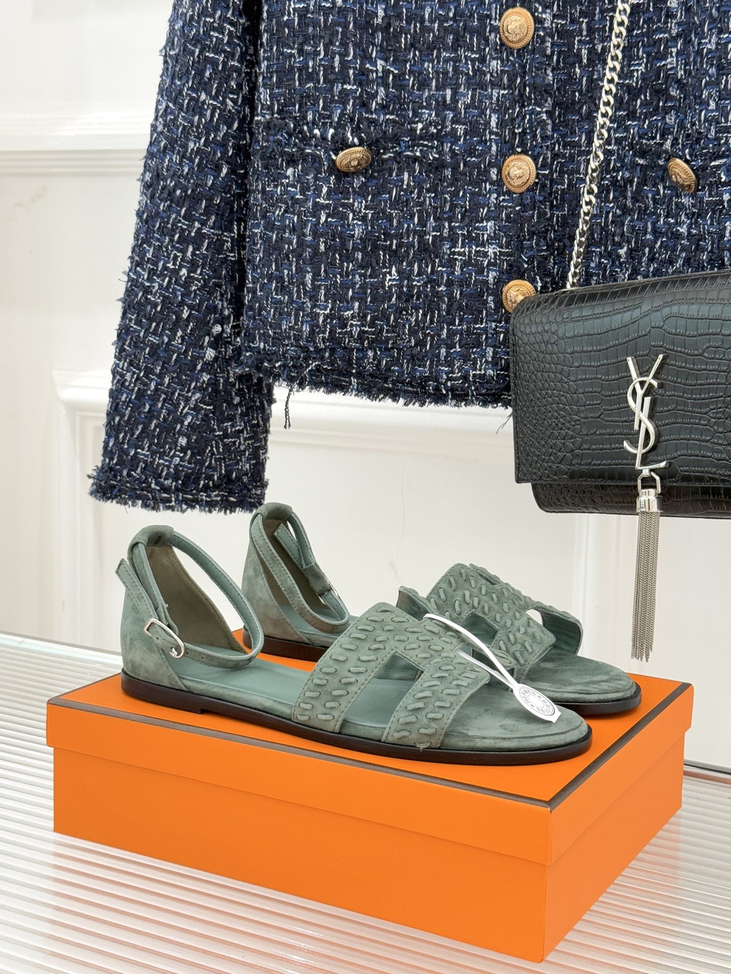 顶版 Hermès/爱马仕万年经典平底粗跟H拖将简约美学与极致工艺完美融合。粗跟设计 赋予你恰到好处的高
