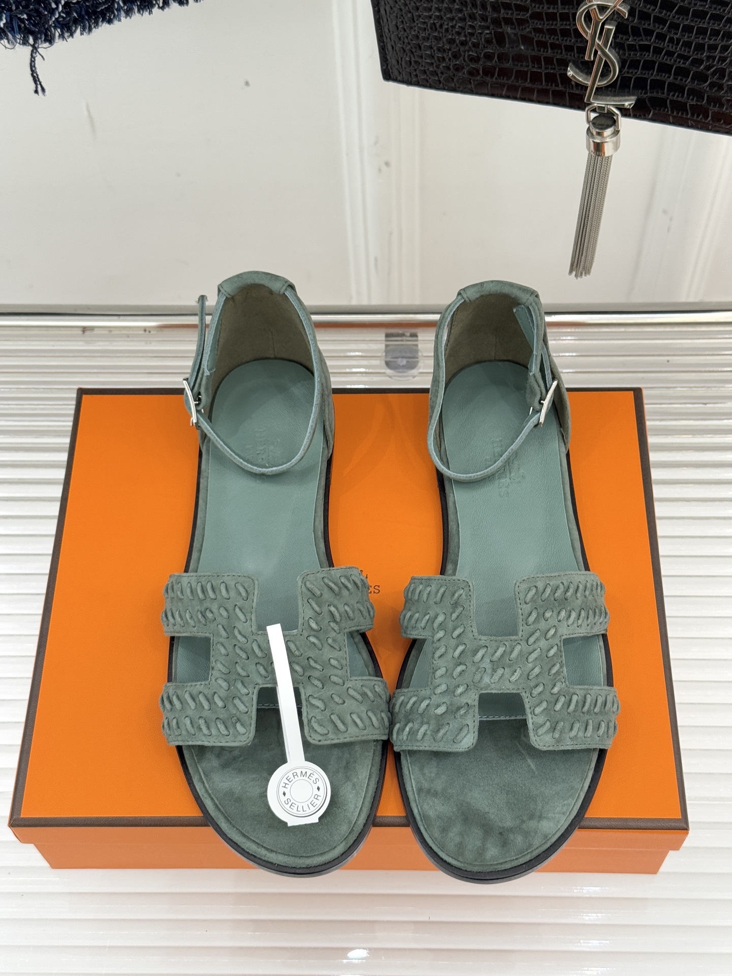 顶版 Hermès/爱马仕万年经典平底粗跟H拖将简约美学与极致工艺完美融合。粗跟设计 赋予你恰到好处的高