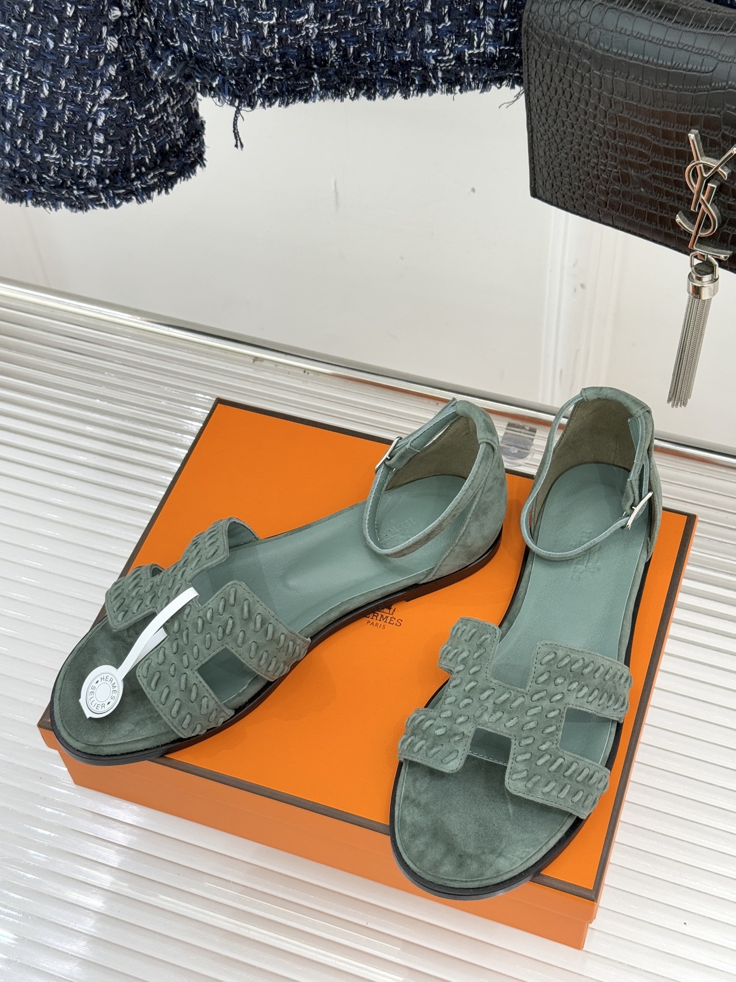 顶版 Hermès/爱马仕万年经典平底粗跟H拖将简约美学与极致工艺完美融合。粗跟设计 赋予你恰到好处的高