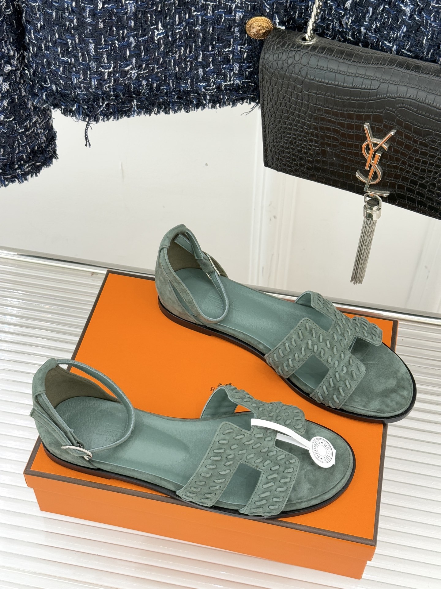 顶版 Hermès/爱马仕万年经典平底粗跟H拖将简约美学与极致工艺完美融合。粗跟设计 赋予你恰到好处的高