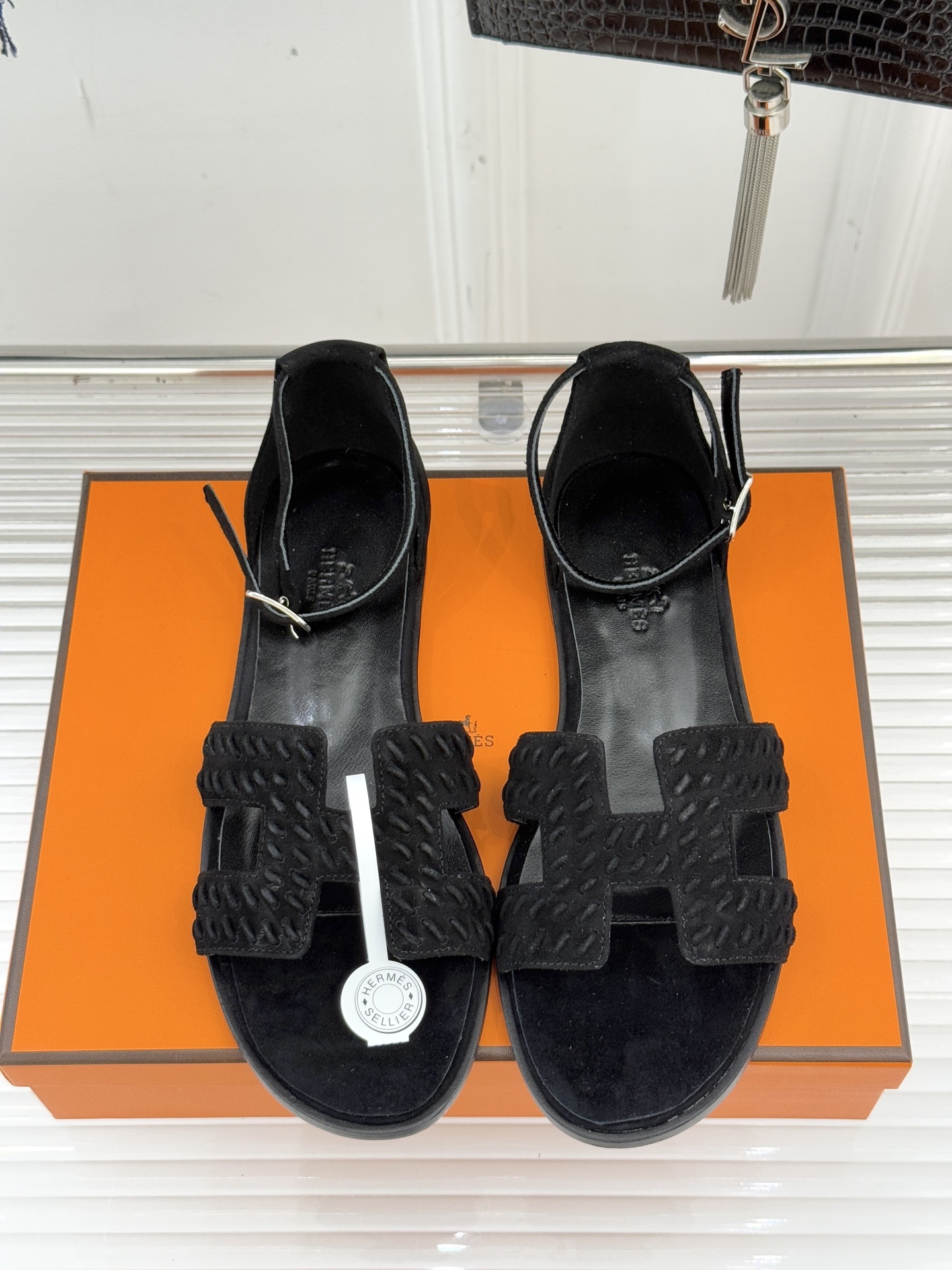 顶版 Hermès/爱马仕万年经典平底粗跟H拖将简约美学与极致工艺完美融合。粗跟设计 赋予你恰到好处的高