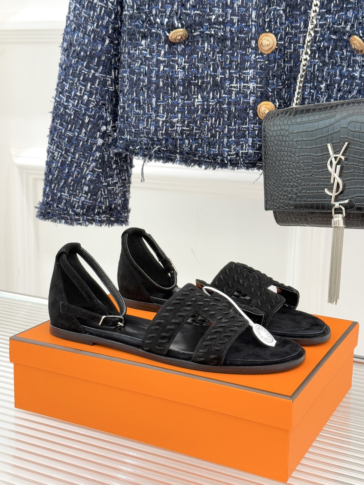 顶版 Hermès/爱马仕万年经典平底粗跟H拖将简约美学与极致工艺完美融合。粗跟设计 赋予你恰到好处的高