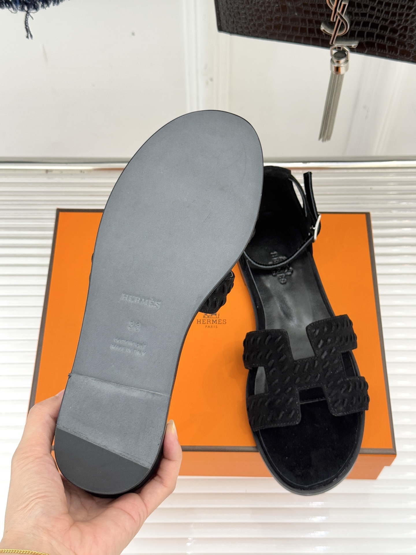 顶版 Hermès/爱马仕万年经典平底粗跟H拖将简约美学与极致工艺完美融合。粗跟设计 赋予你恰到好处的高
