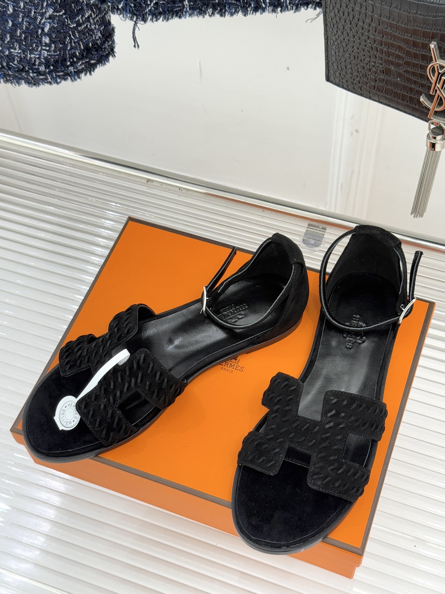 顶版 Hermès/爱马仕万年经典平底粗跟H拖将简约美学与极致工艺完美融合。粗跟设计 赋予你恰到好处的高