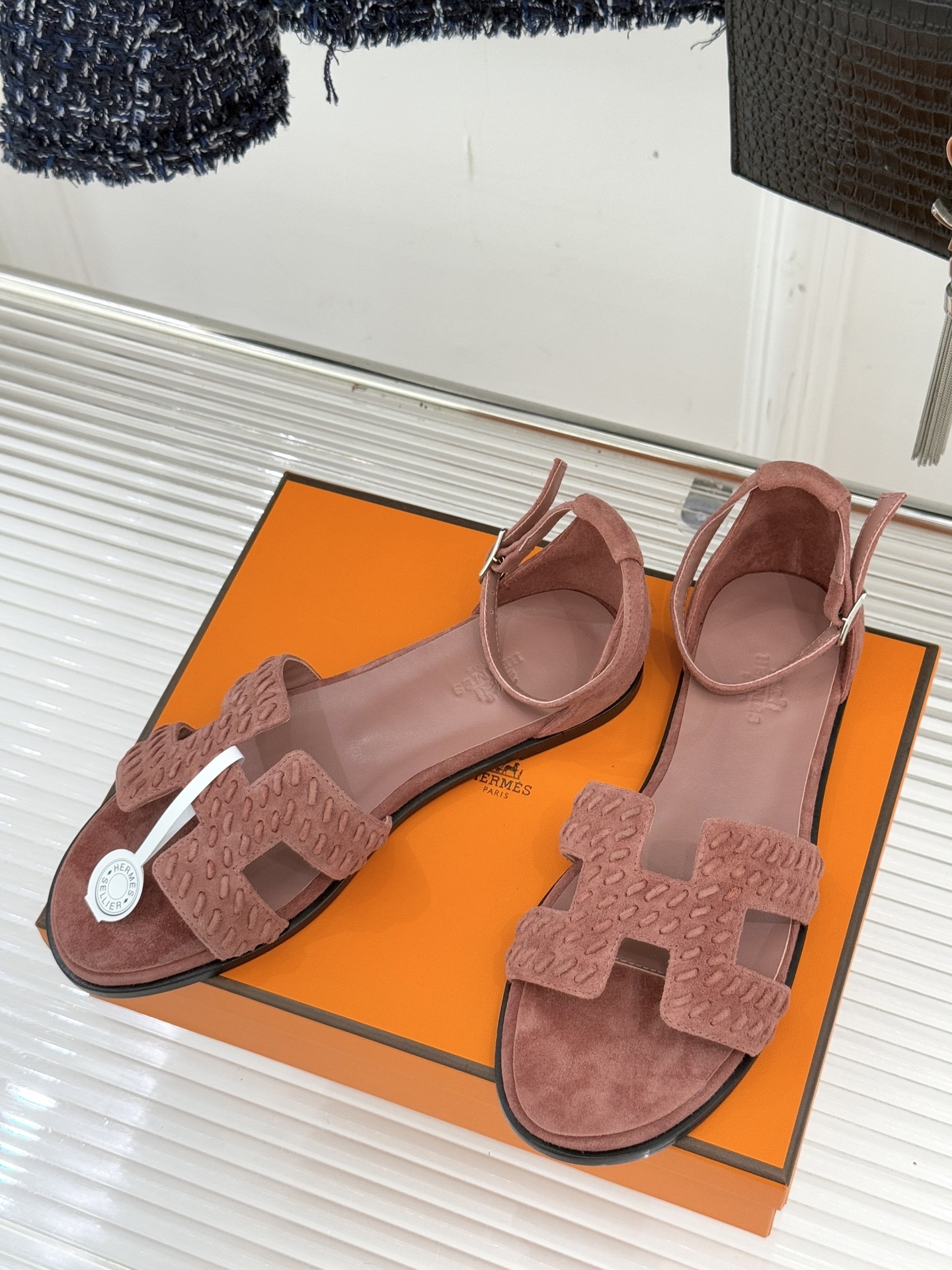 顶版 Hermès/爱马仕万年经典平底粗跟H拖将简约美学与极致工艺完美融合。粗跟设计 赋予你恰到好处的高